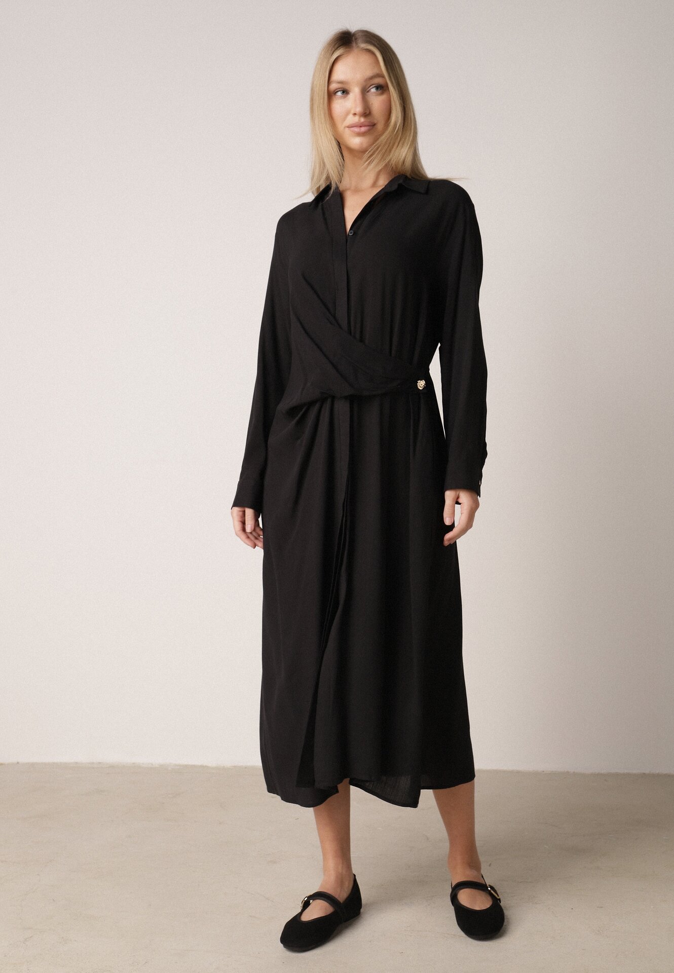 Czarna Wiskozowa Sukienka Koszulowa z Marszczeniem i Guzikiem w Talii Lennatha