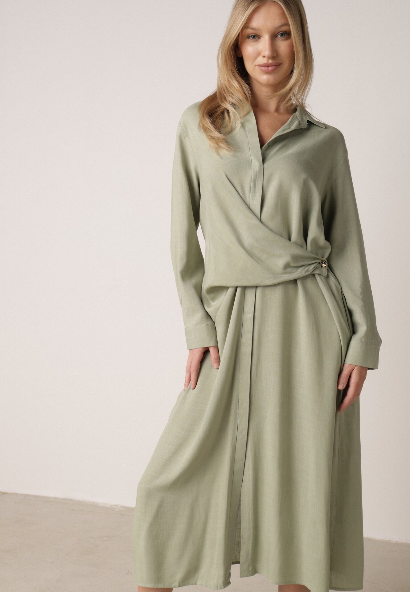 Zielona Wiskozowa Sukienka Koszulowa z Marszczeniem i Guzikiem w Talii Lennatha