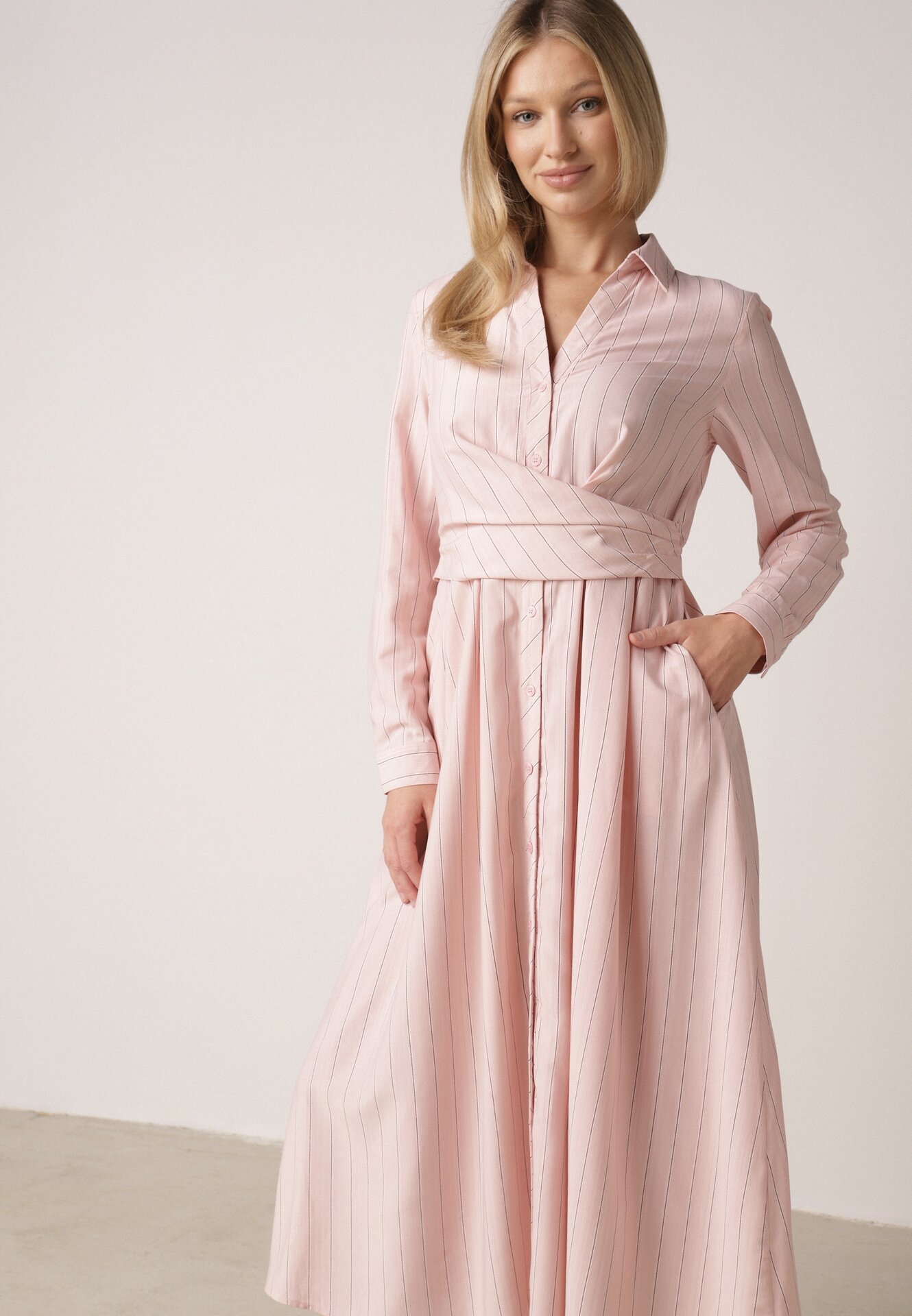 Różowa Koszulowa Sukienka z Wiskozy z Ozdobnym Marszczeniem w Talii Batena