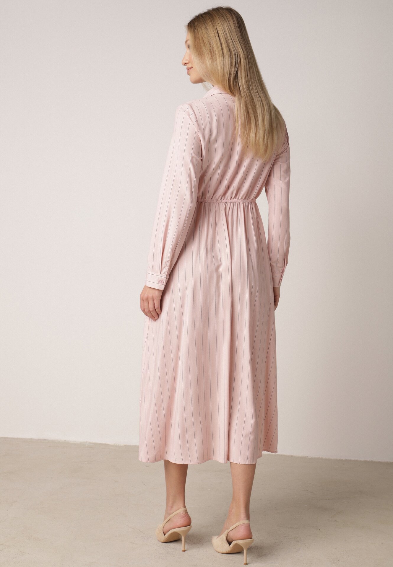 Różowa Koszulowa Sukienka z Wiskozy z Ozdobnym Marszczeniem w Talii Batena