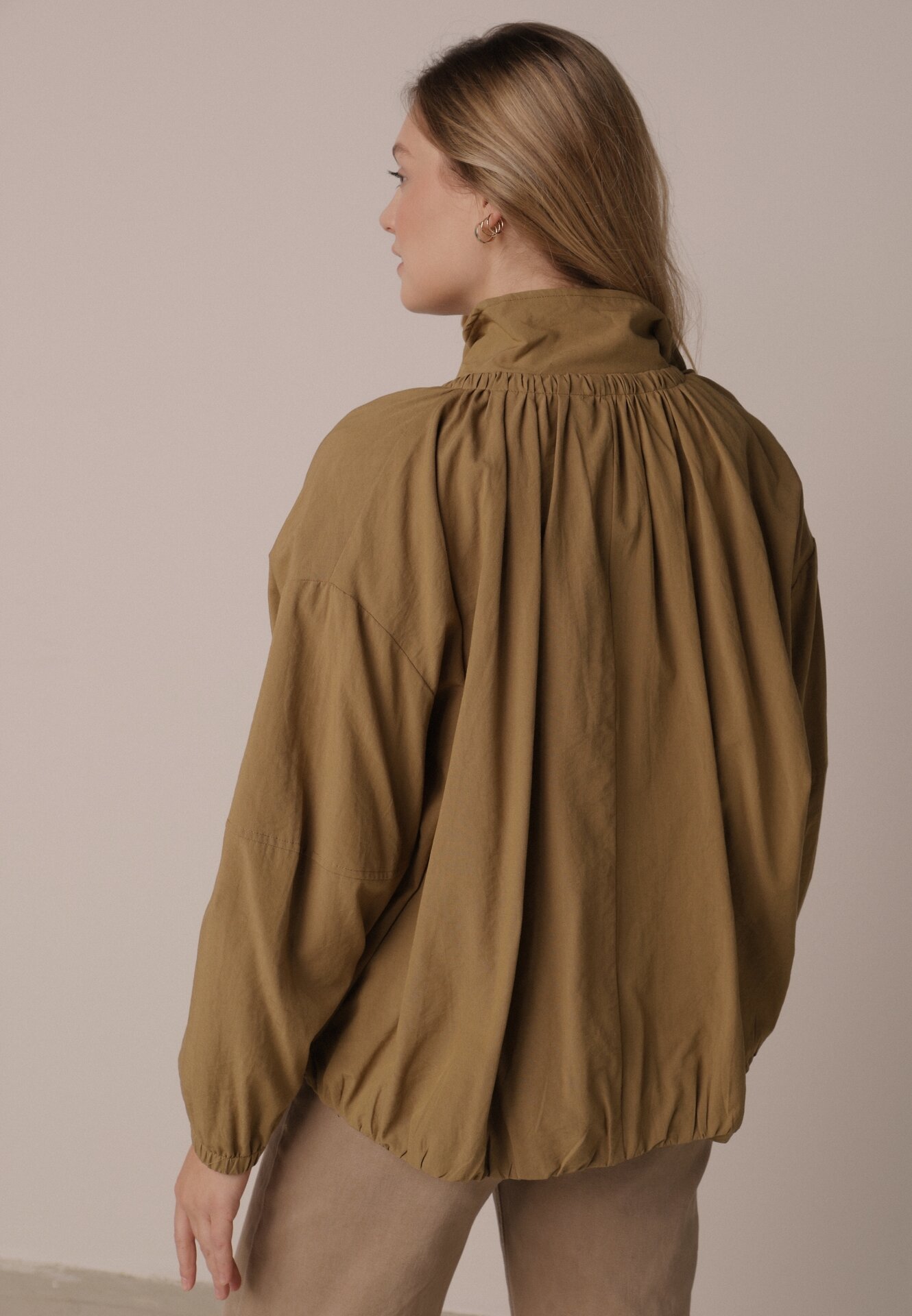 Zielona Przejściowa Kurtka Bombka Oversize z Bawełny i Wiskozy Effinue