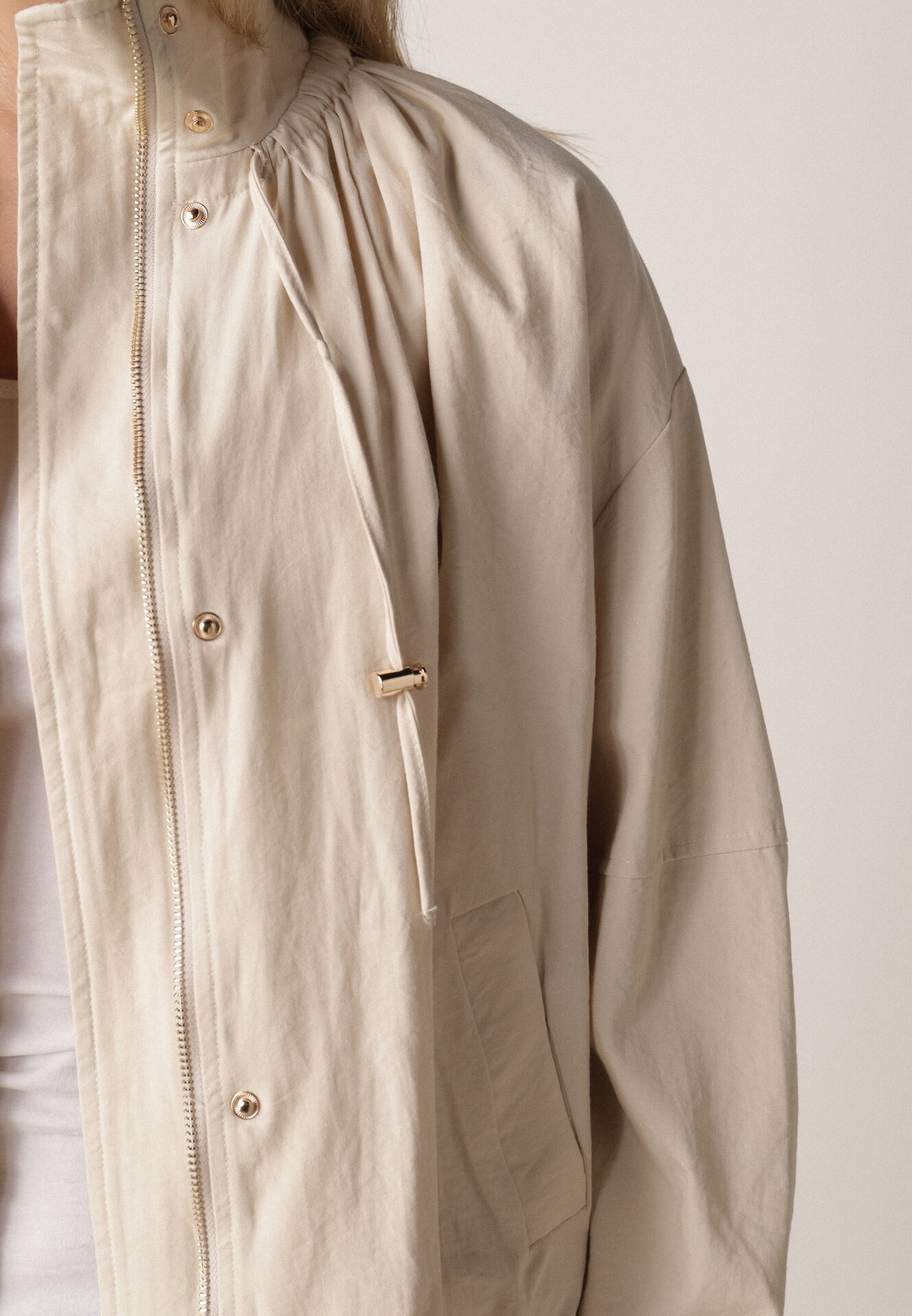 Beżowa Przejściowa Kurtka Bombka Oversize z Bawełny i Wiskozy Effinue