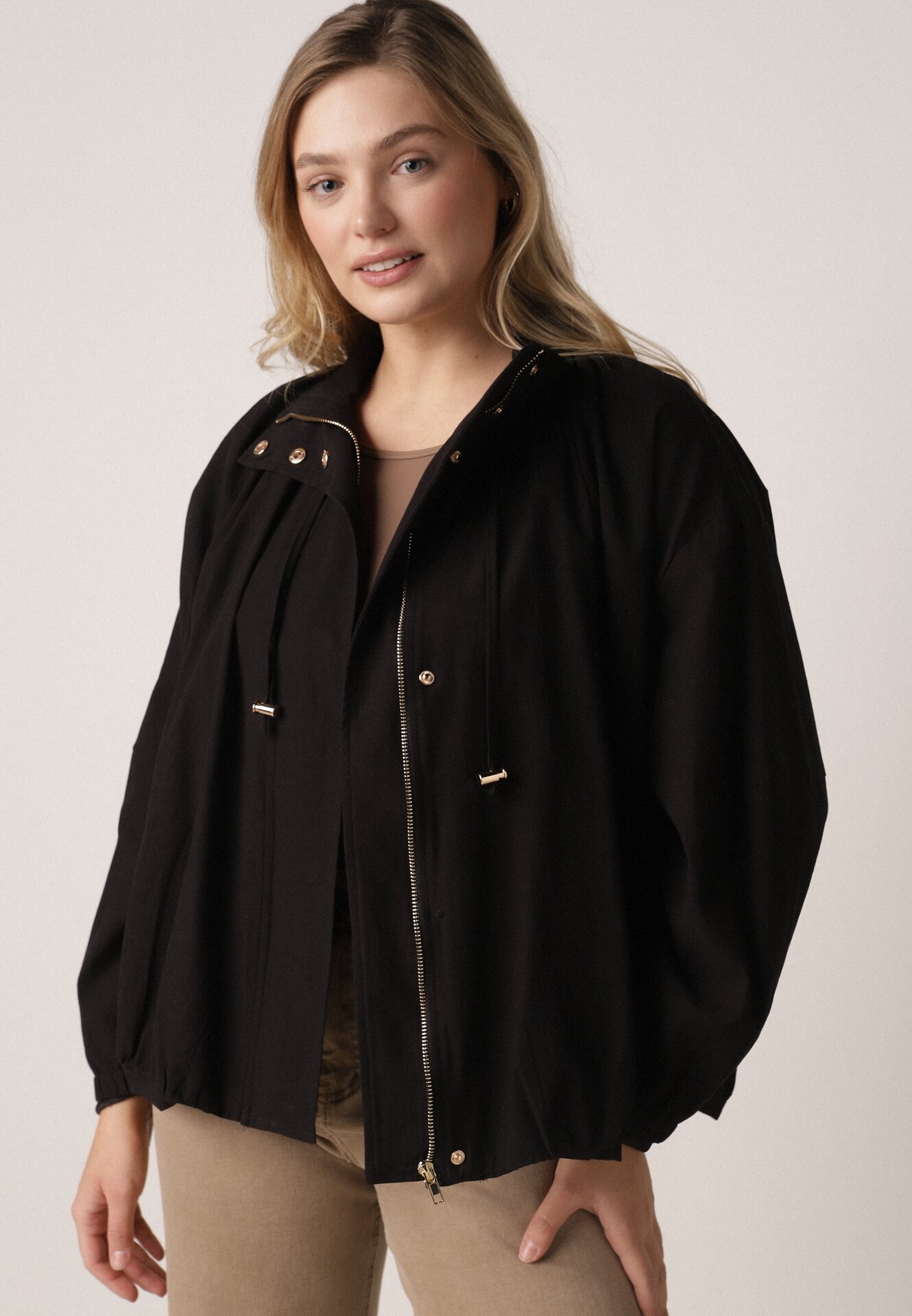 Czarna Przejściowa Kurtka Bombka Oversize z Bawełny i Wiskozy Effinue