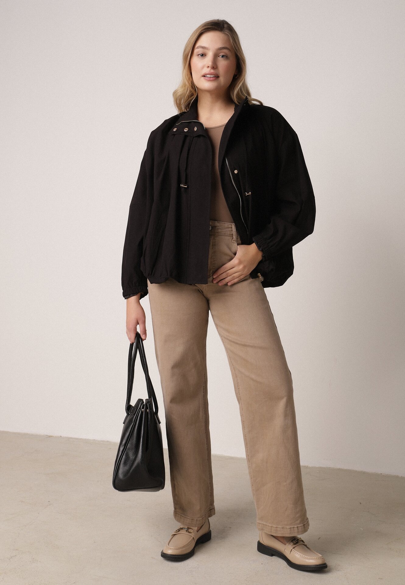 Czarna Przejściowa Kurtka Bombka Oversize z Bawełny i Wiskozy Effinue