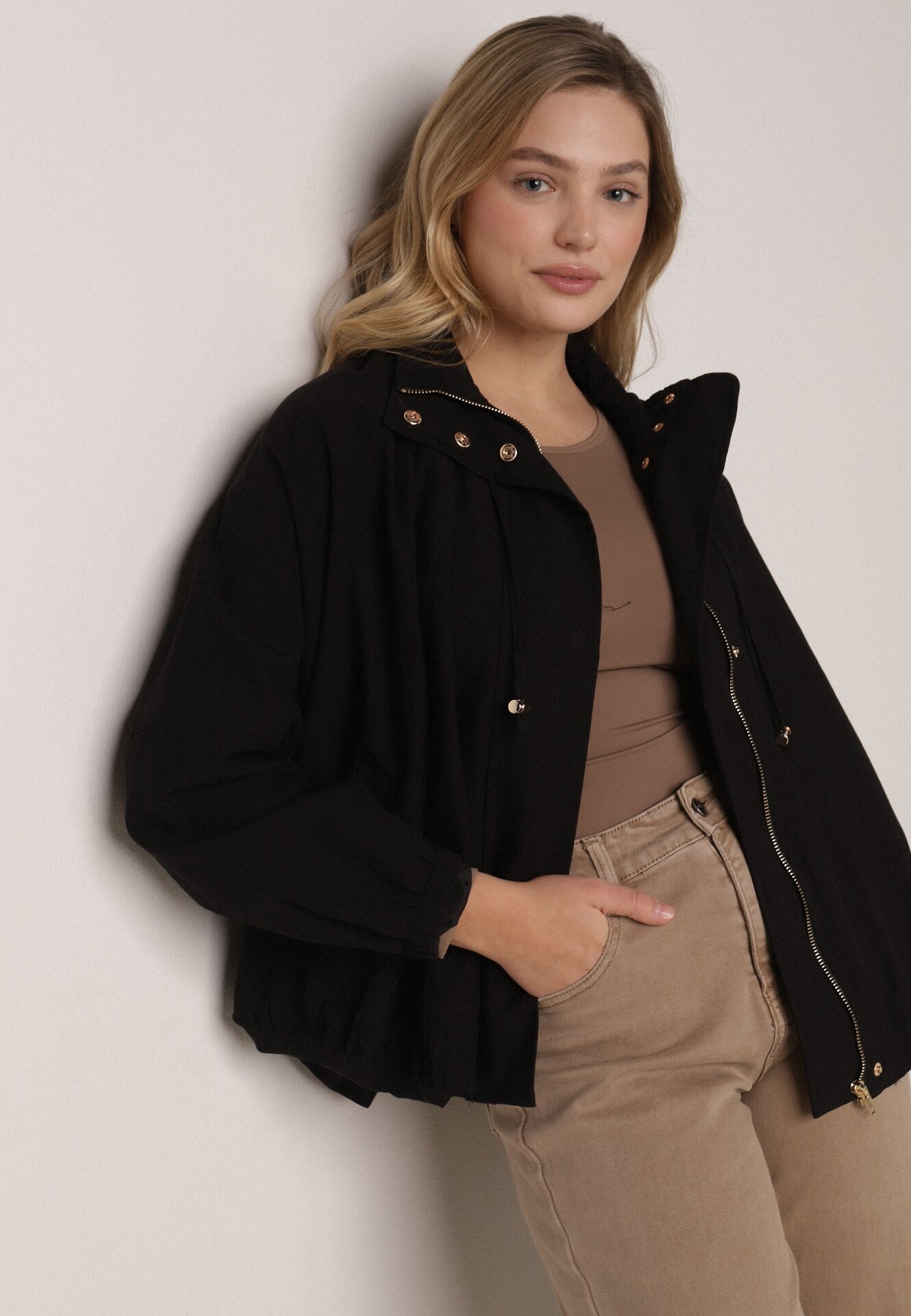 Czarna Przejściowa Kurtka Bombka Oversize z Bawełny i Wiskozy Effinue