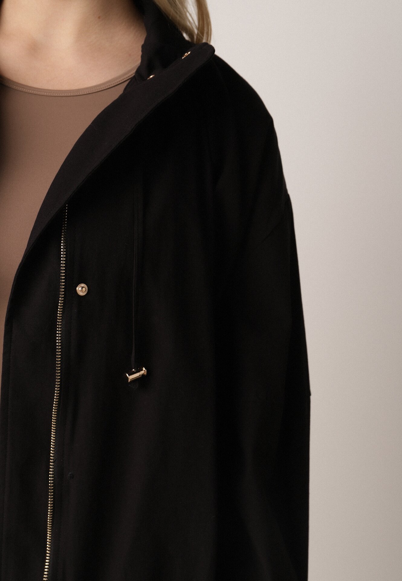 Czarna Przejściowa Kurtka Bombka Oversize z Bawełny i Wiskozy Effinue