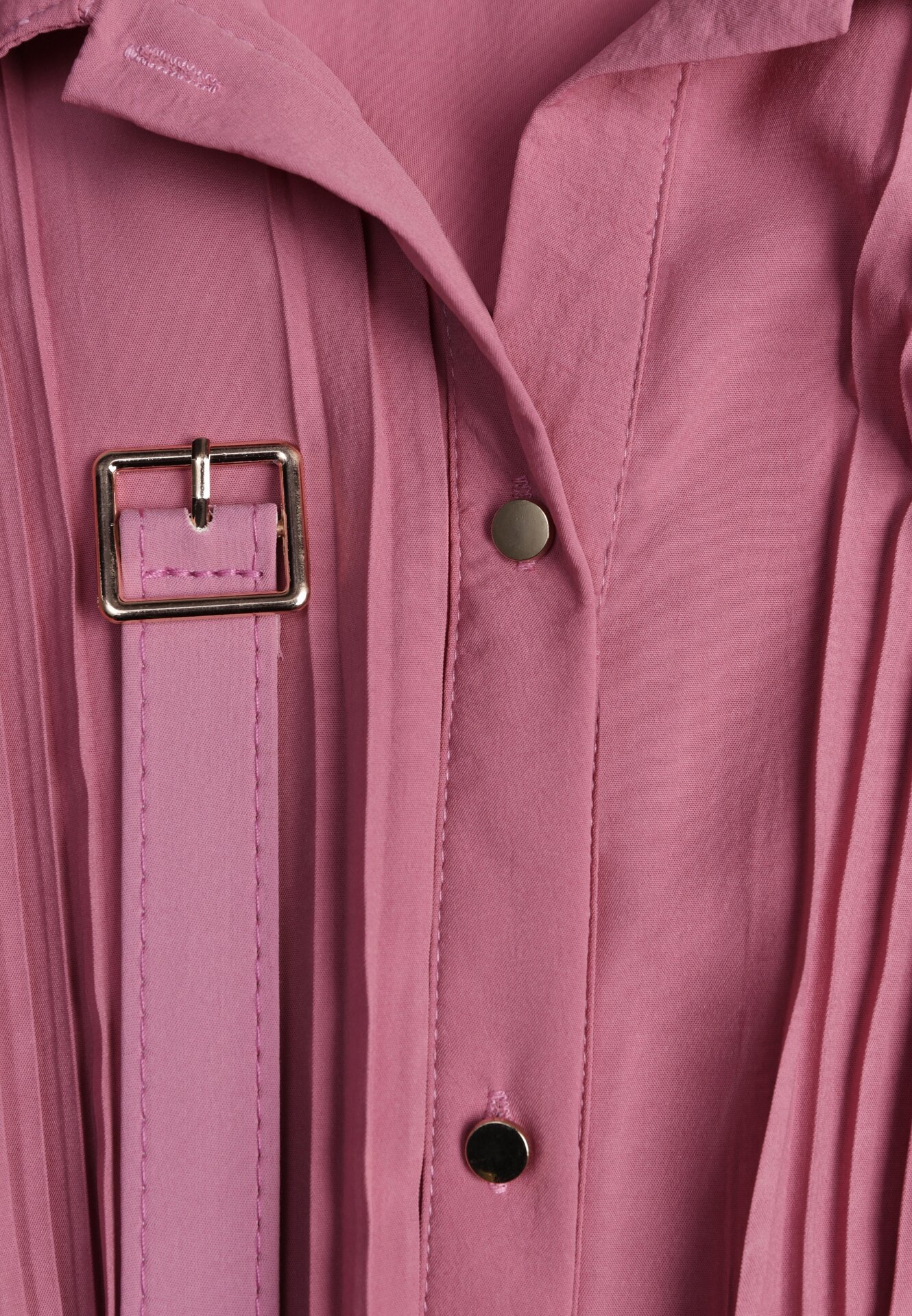 Fuksjowa Sukienka Plisowana o Koszulowym Kroju z Paskiem z Klamrą Efronta