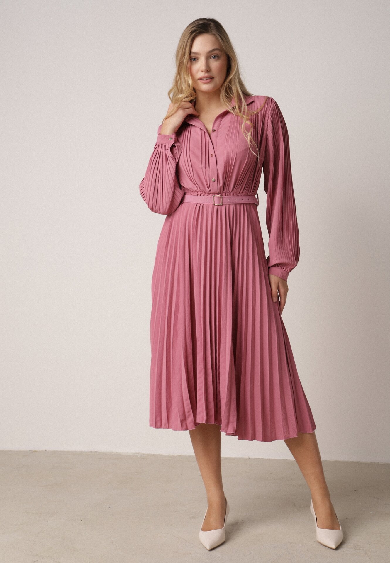 Fuksjowa Sukienka Plisowana o Koszulowym Kroju z Paskiem z Klamrą Efronta