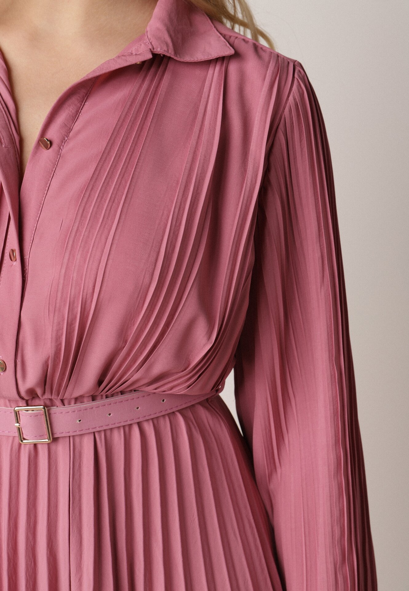 Fuksjowa Sukienka Plisowana o Koszulowym Kroju z Paskiem z Klamrą Efronta