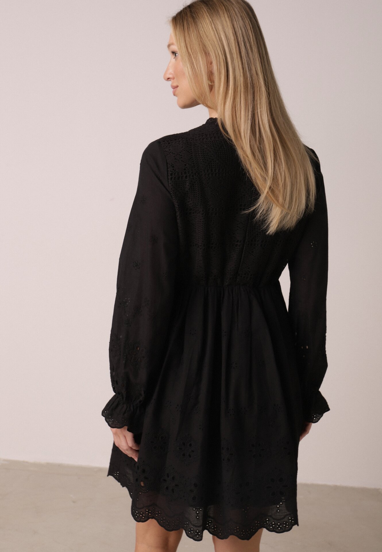 Czarna Sukienka w Rustykalnym Stylu z Haftowanej Tkaniny z Bawełną Delogana