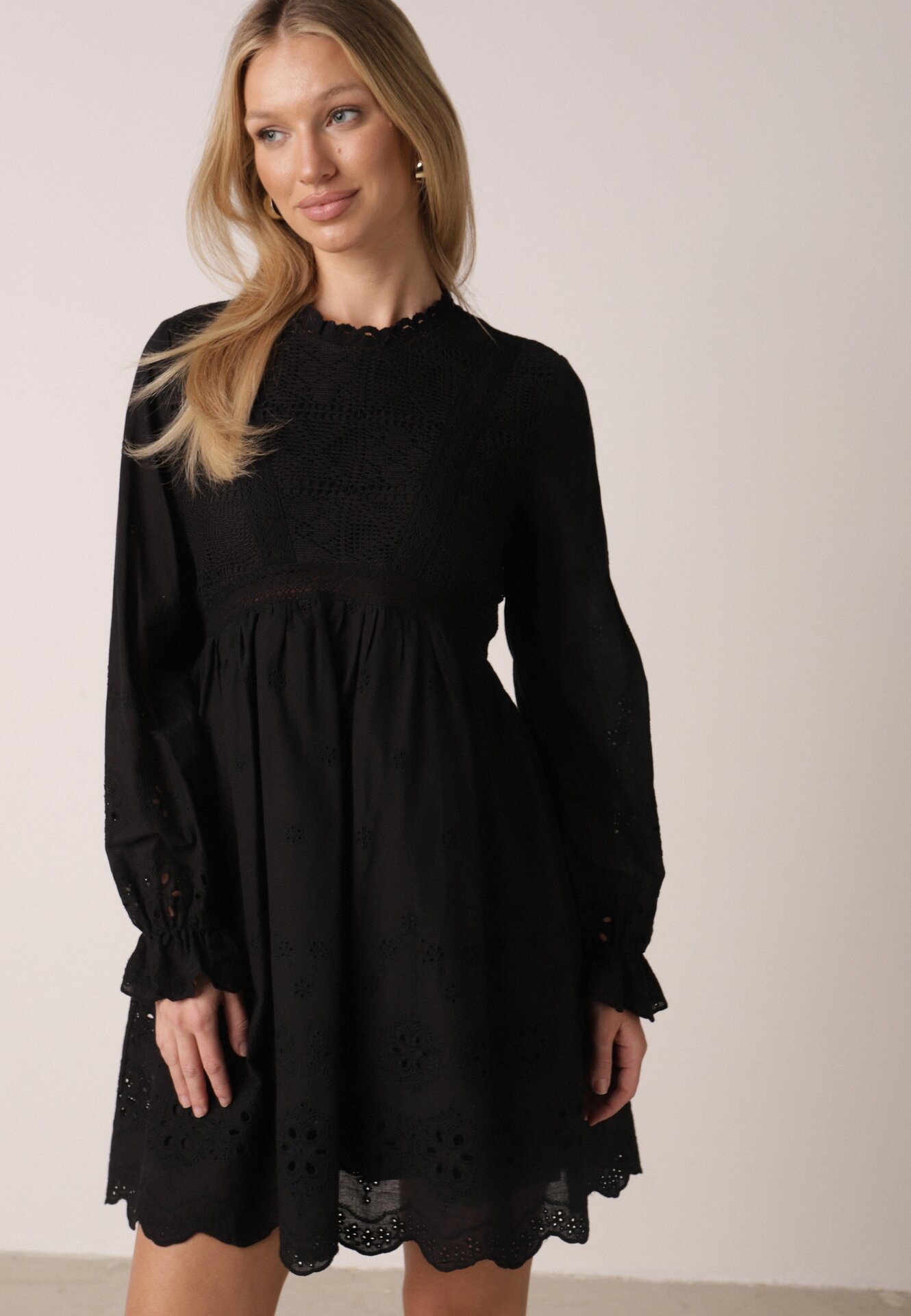 Czarna Sukienka w Rustykalnym Stylu z Haftowanej Tkaniny z Bawełną Delogana