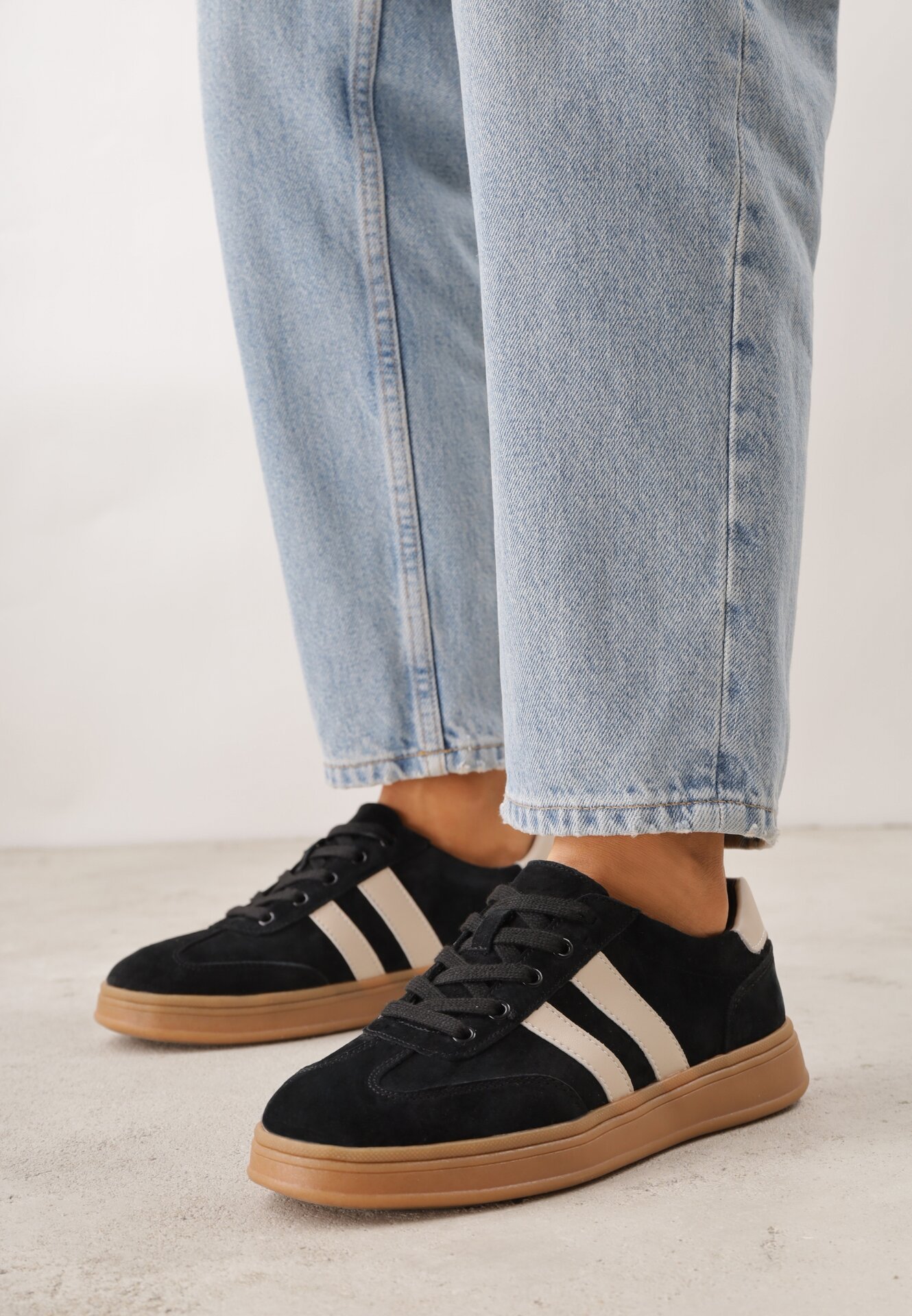 Czarne Skórzane Sneakersy i Ozdobnymi Paskami Zelisei