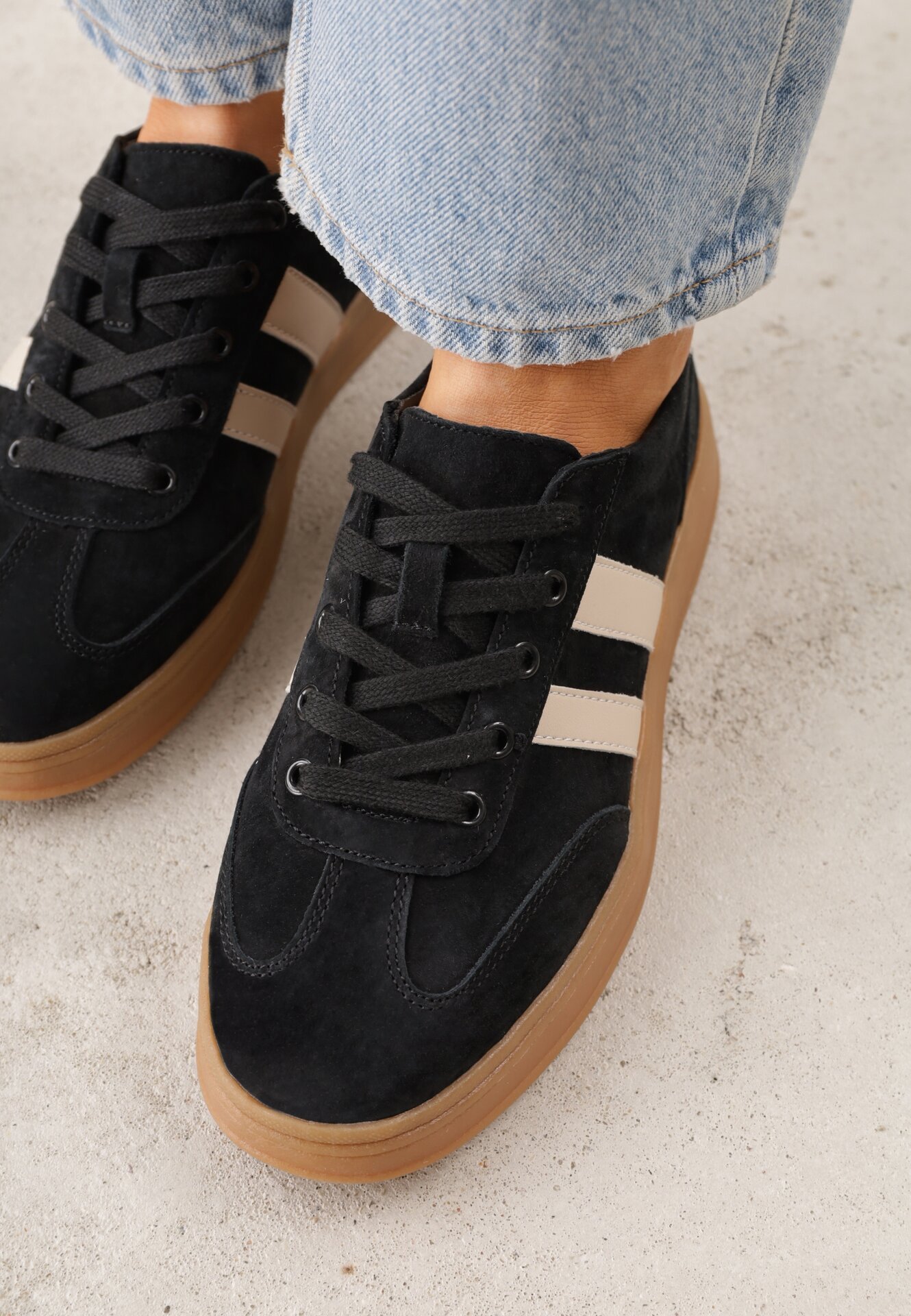 Czarne Skórzane Sneakersy i Ozdobnymi Paskami Zelisei