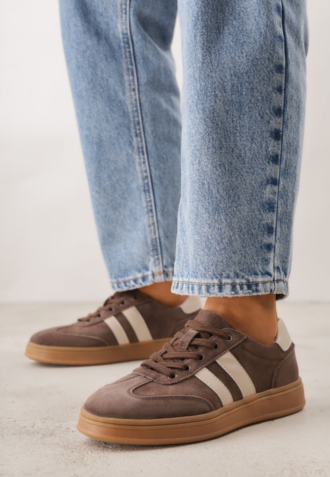 Ciemnobrązowe Skórzane Sneakersy i Ozdobnymi Paskami Zelisei