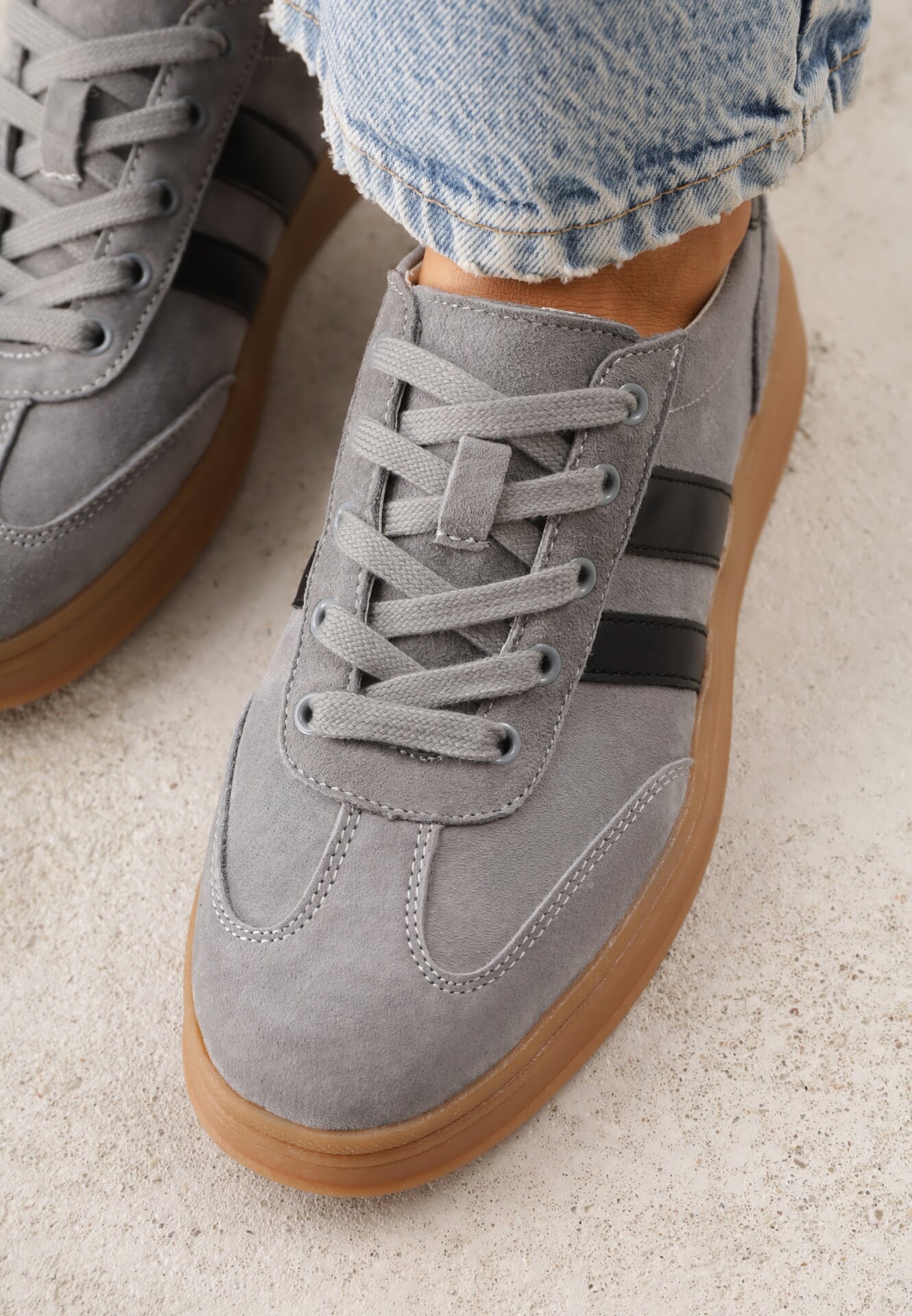 Szare Skórzane Sneakersy i Ozdobnymi Paskami Zelisei