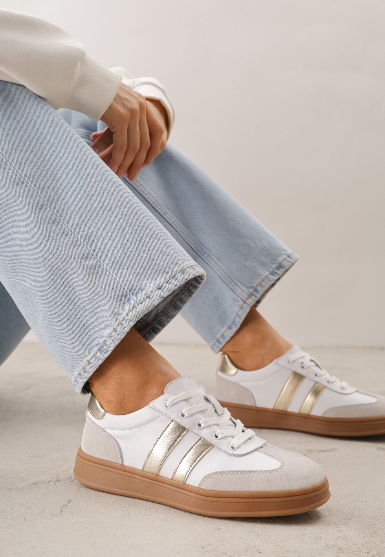 Białe Skórzane Sneakersy i Ozdobnymi Paskami Zelisei