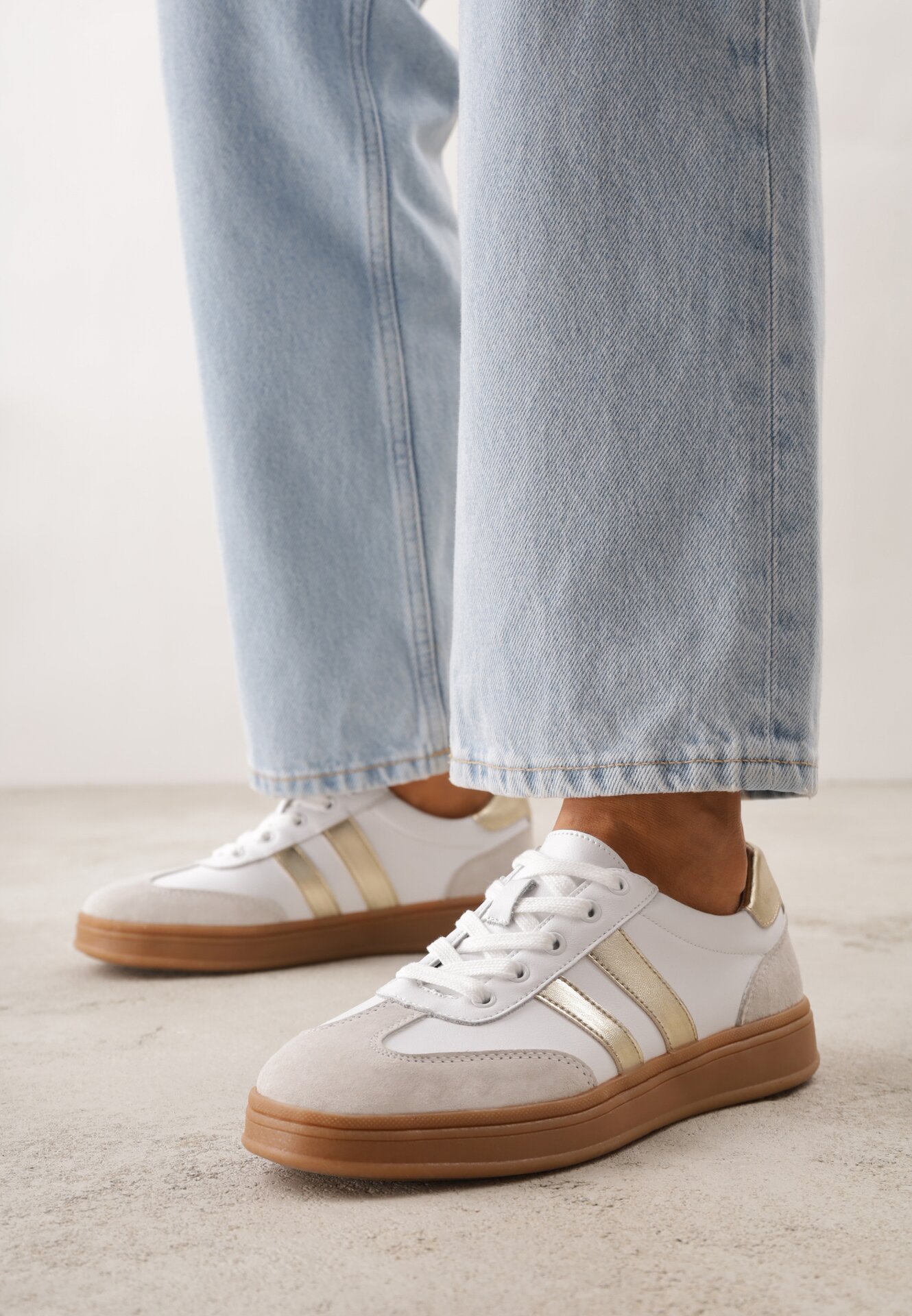 Białe Skórzane Sneakersy i Ozdobnymi Paskami Zelisei