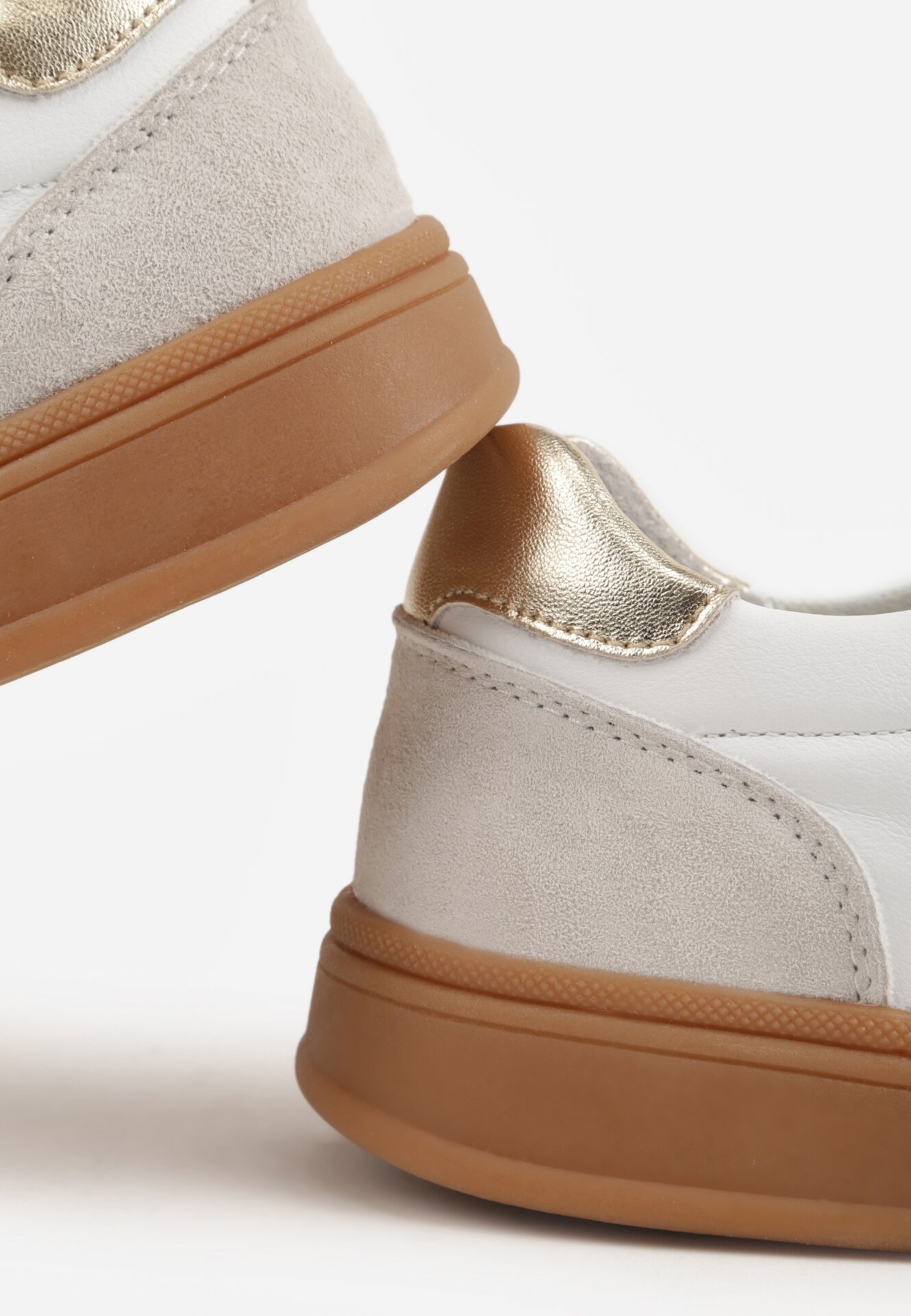 Białe Skórzane Sneakersy i Ozdobnymi Paskami Zelisei