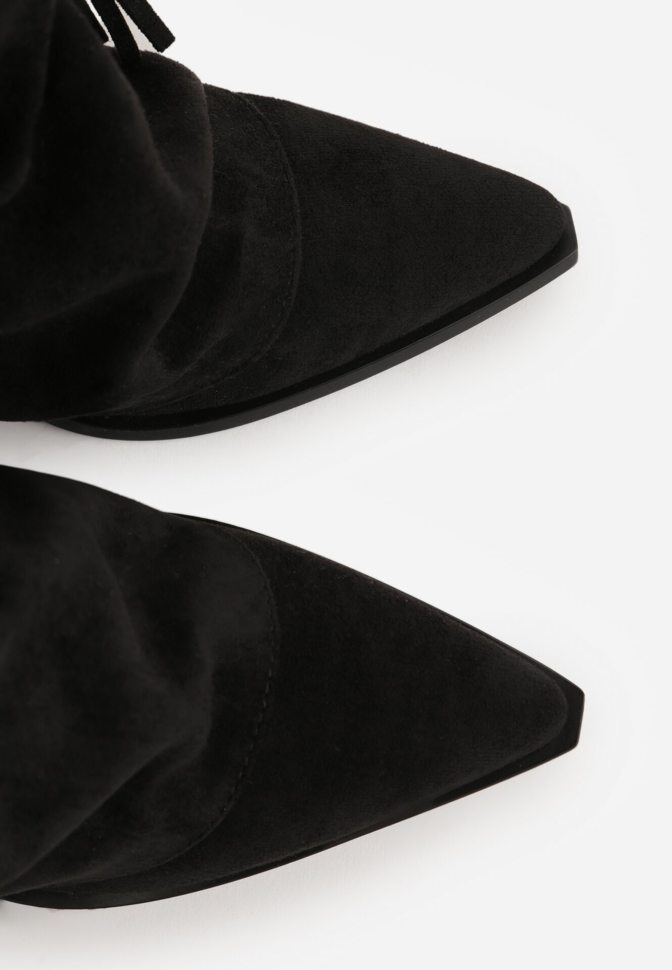 Czarne Botki Typu Kowbojki na Obcasie z Wywiniętą Cholewką i Frędzlami Uemiris