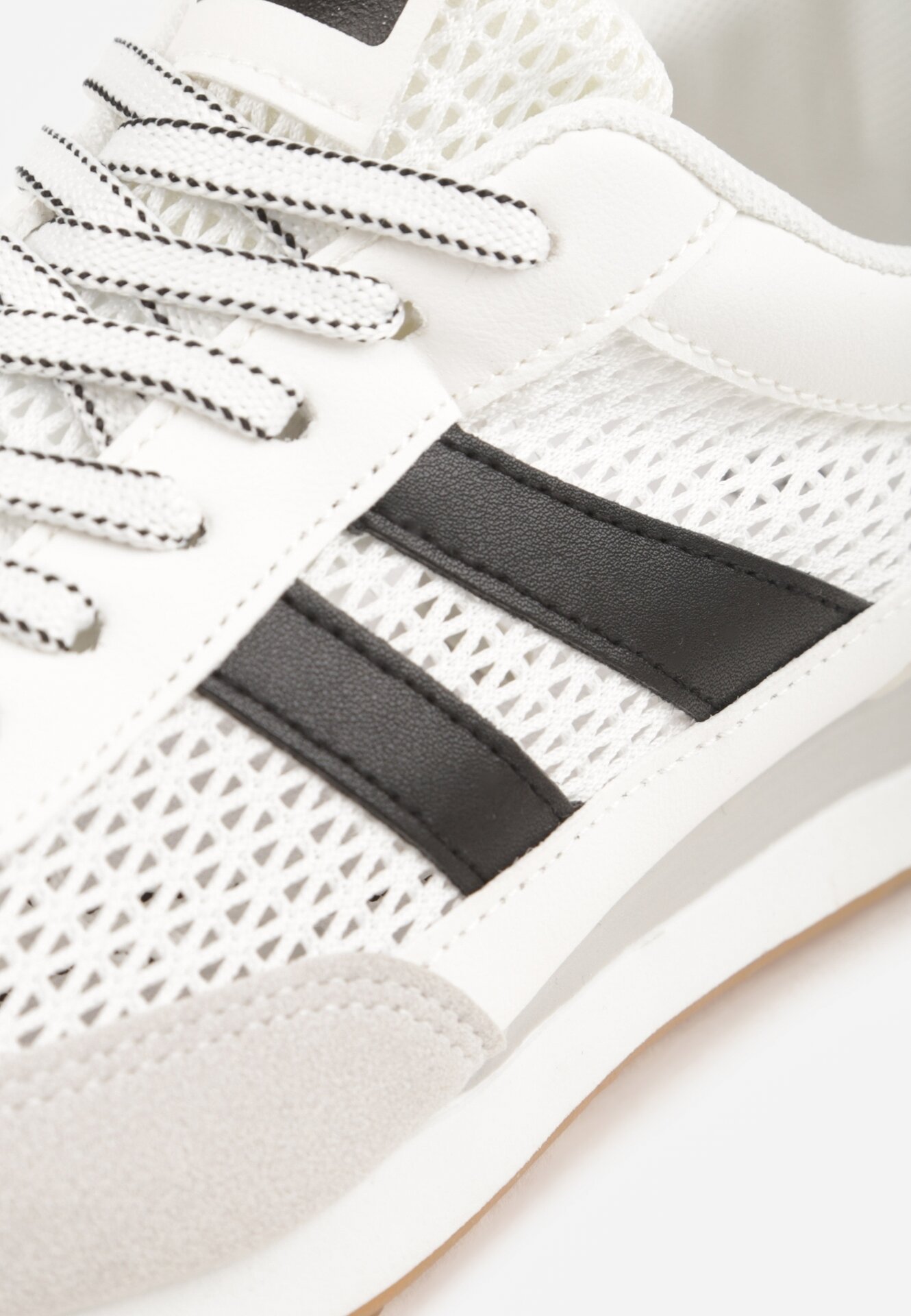 Białe Casualowe Sneakersy z Siateczkowymi Wstawkami Kassadina