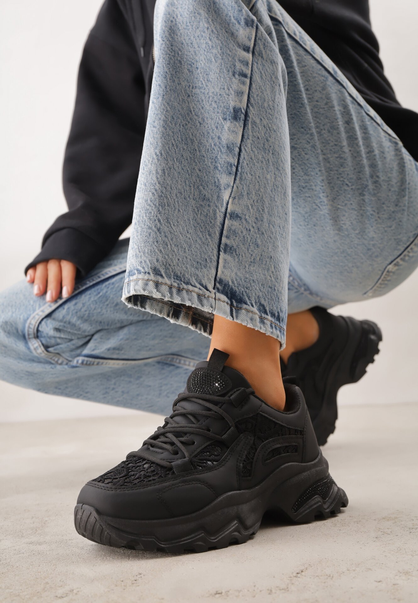 Czarne Sneakersy na Grubej Podeszwie z Koronkowymi Wstawkami i Cyrkoniami Sephialle