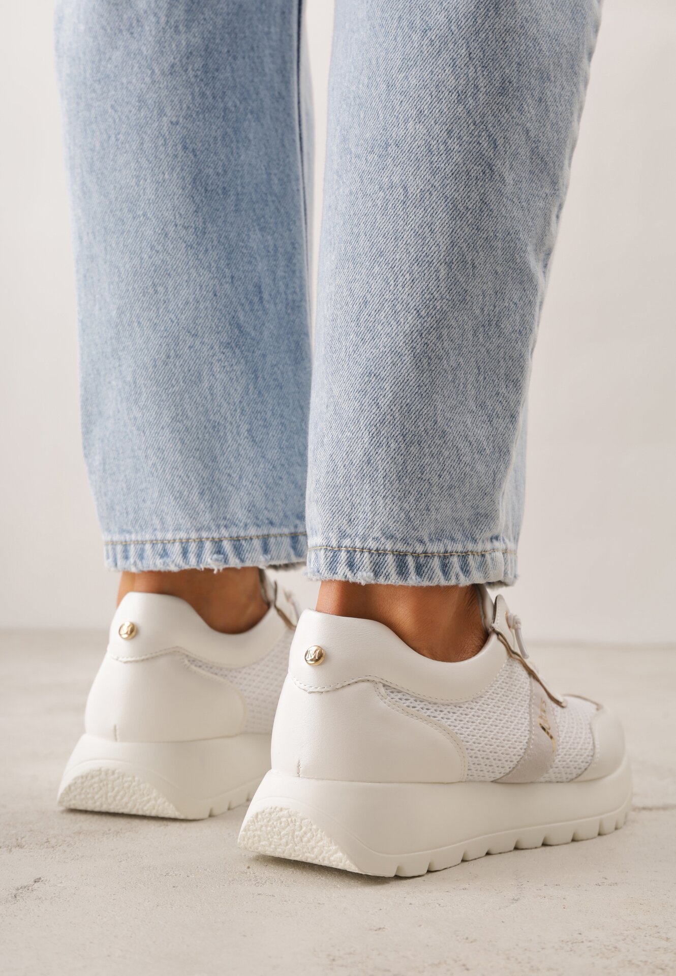 Białe Sneakersy na Grubej Podeszwie ze Skórzaną Wkładką i Napisem Airarge