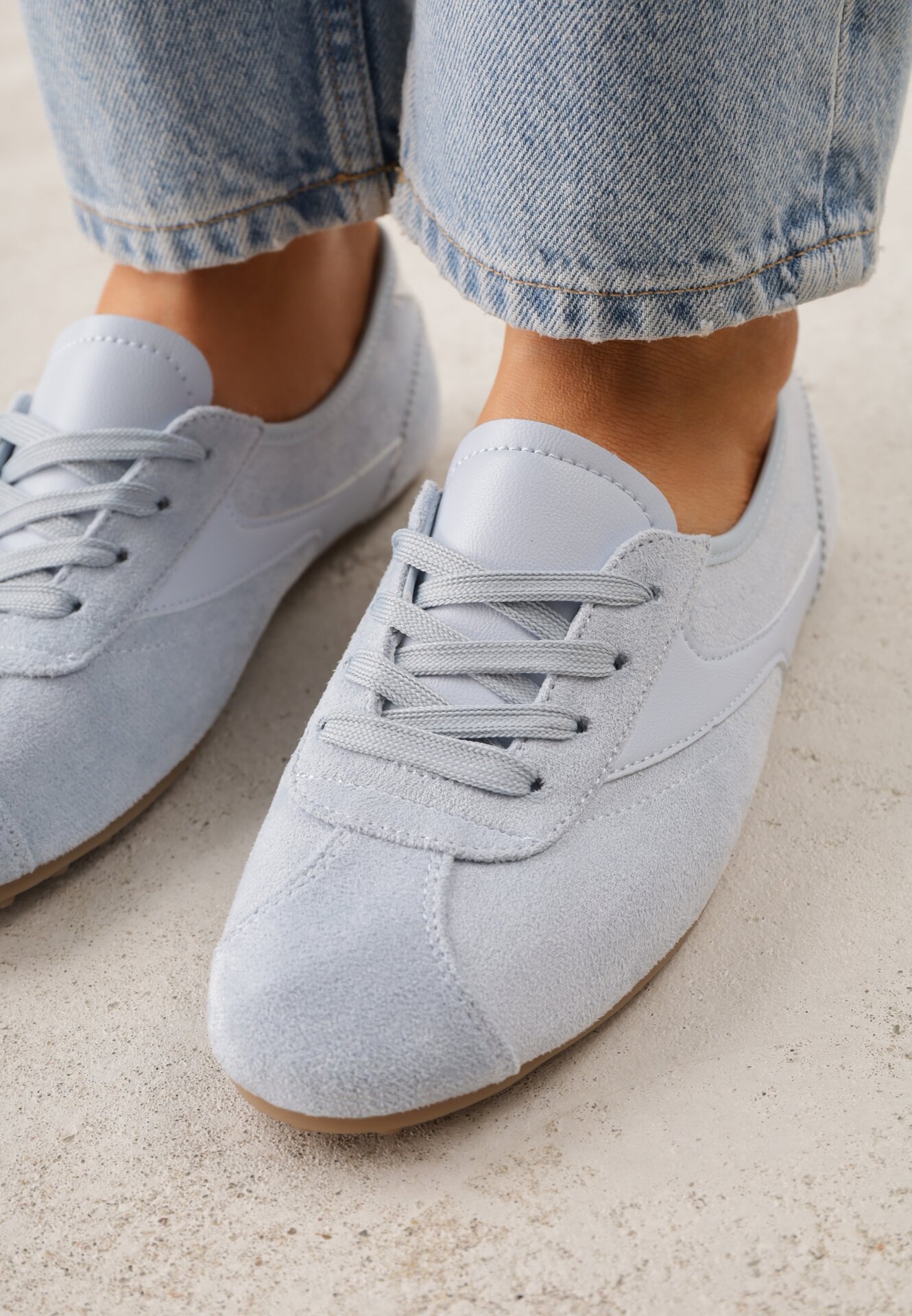 Niebieskie Sneakersy z Imitacji Zamszu w Stylu Kultowych Tenisówek Aelliana