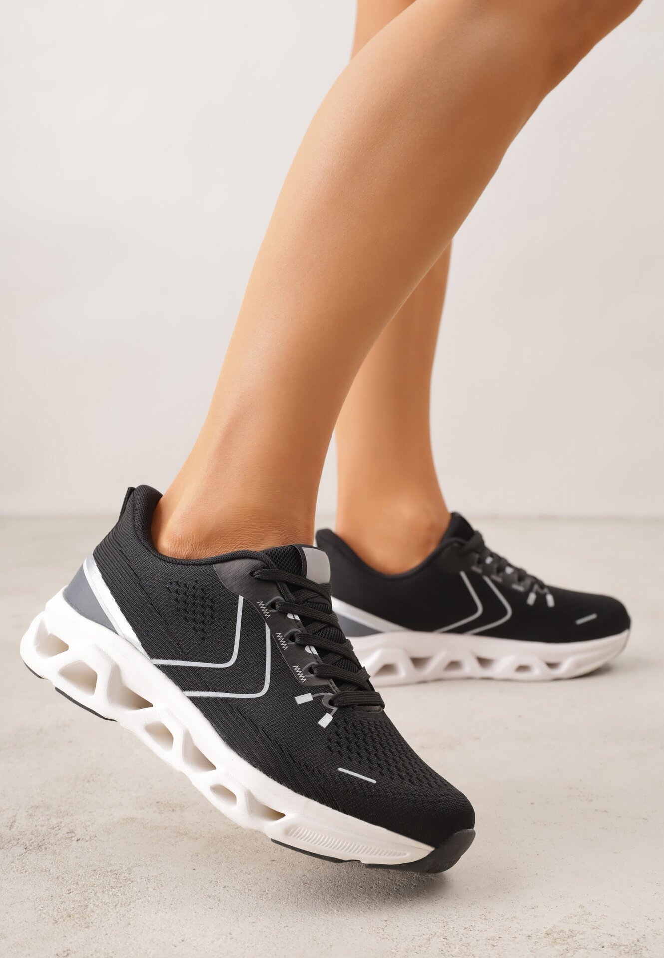 Czarne Sneakersy na Grubej Geometrycznej Podeszwie Alexusa