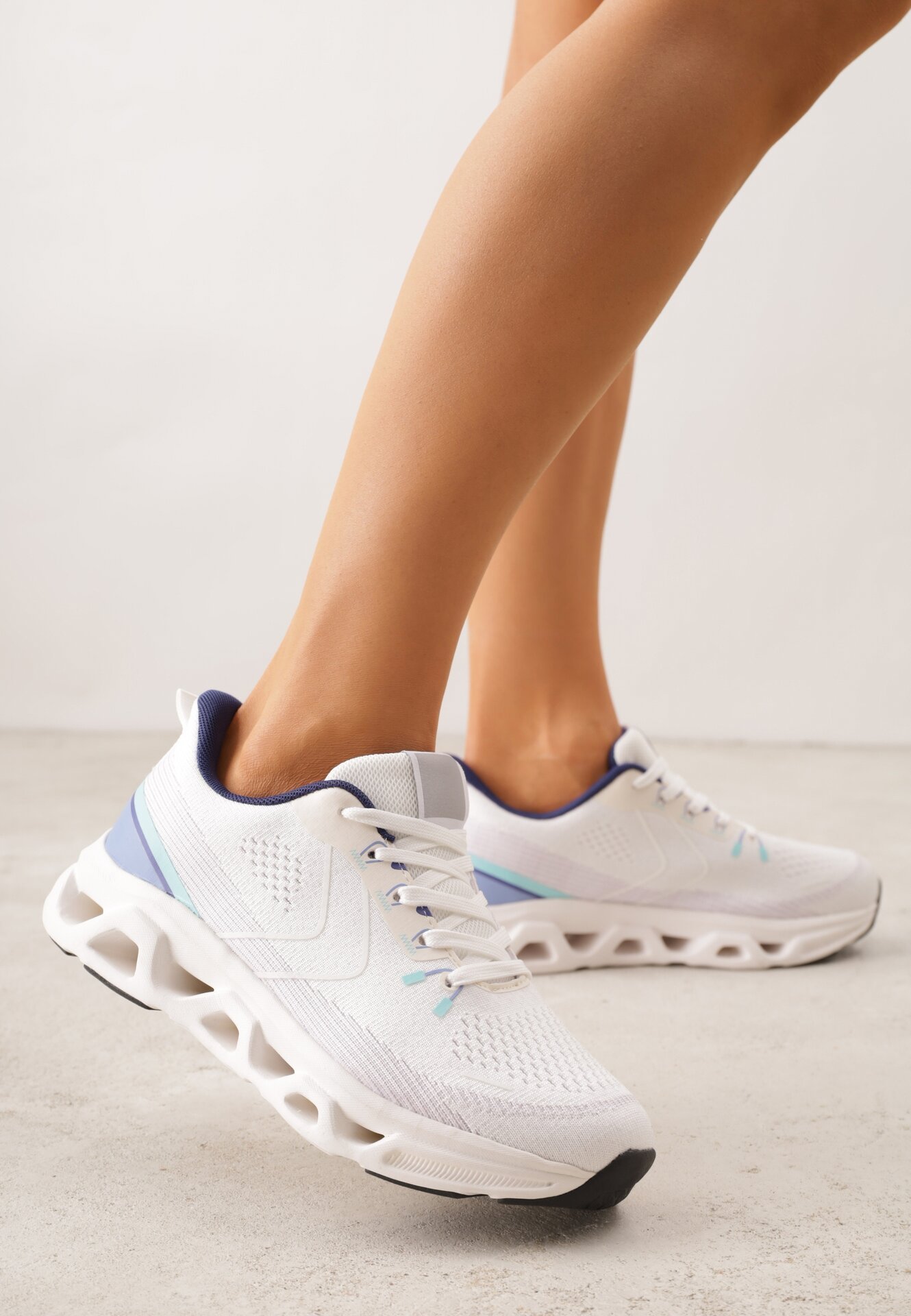 Białe Sneakersy na Grubej Geometrycznej Podeszwie Alexusa