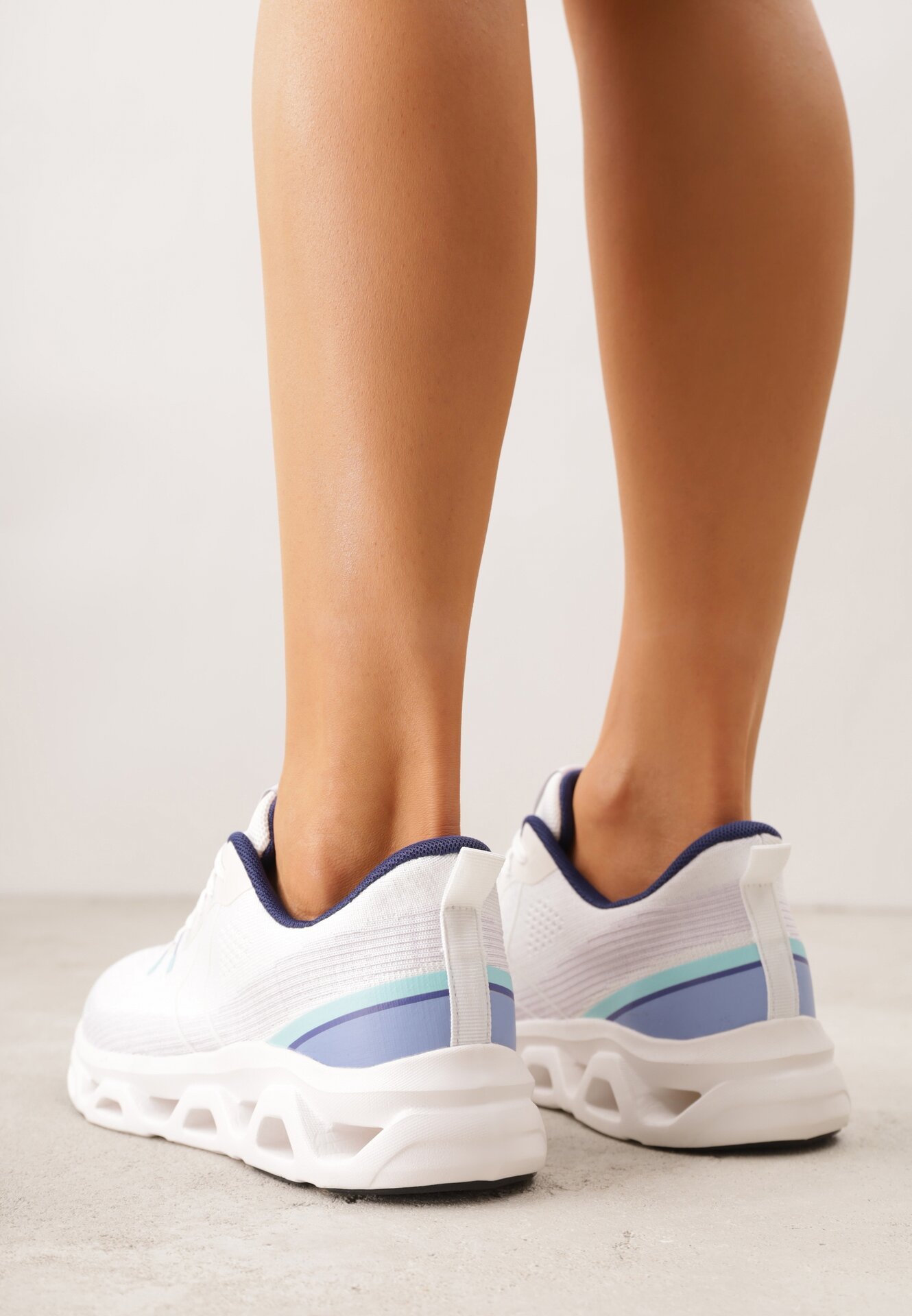 Białe Sneakersy na Grubej Geometrycznej Podeszwie Alexusa