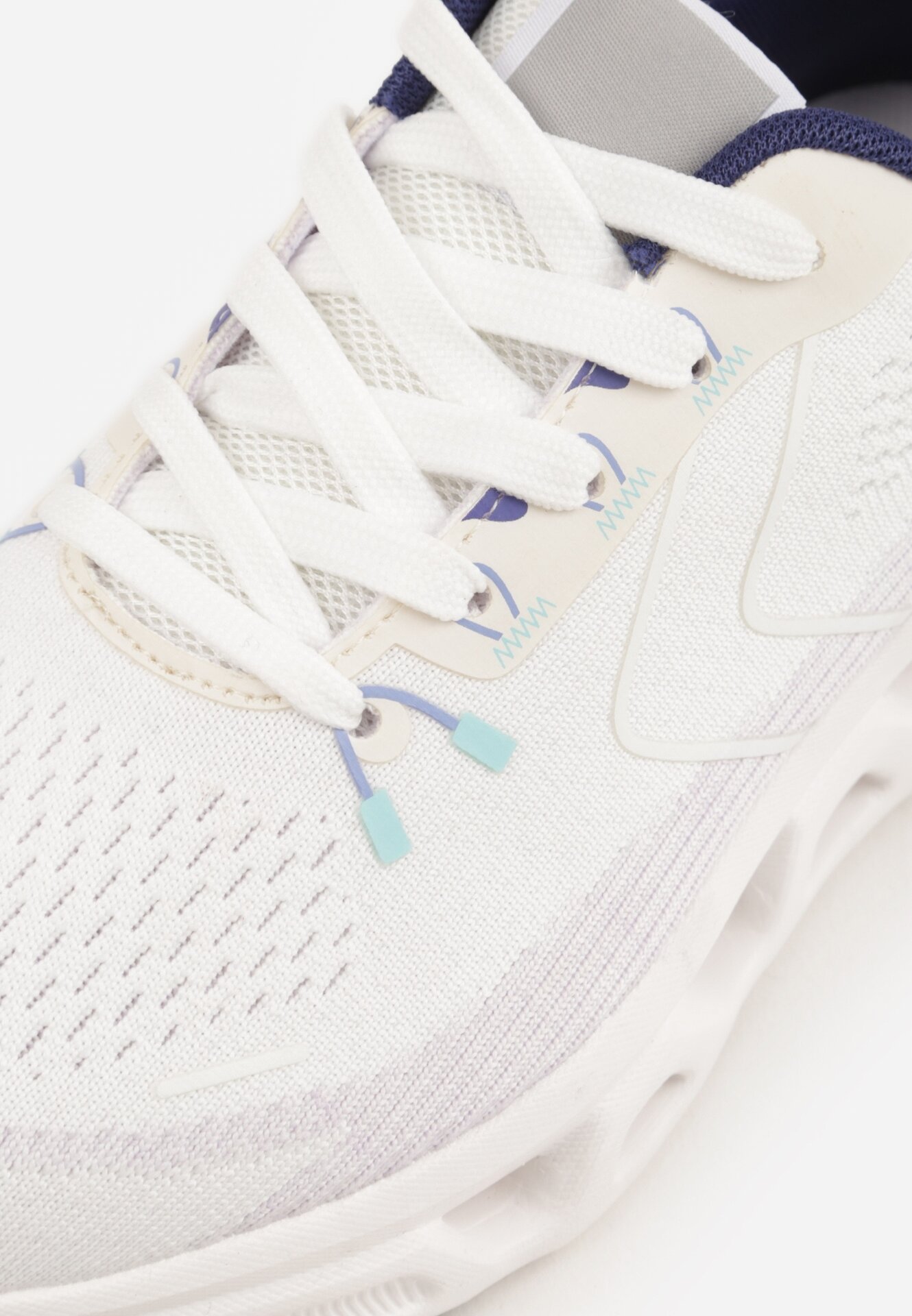 Białe Sneakersy na Grubej Geometrycznej Podeszwie Alexusa