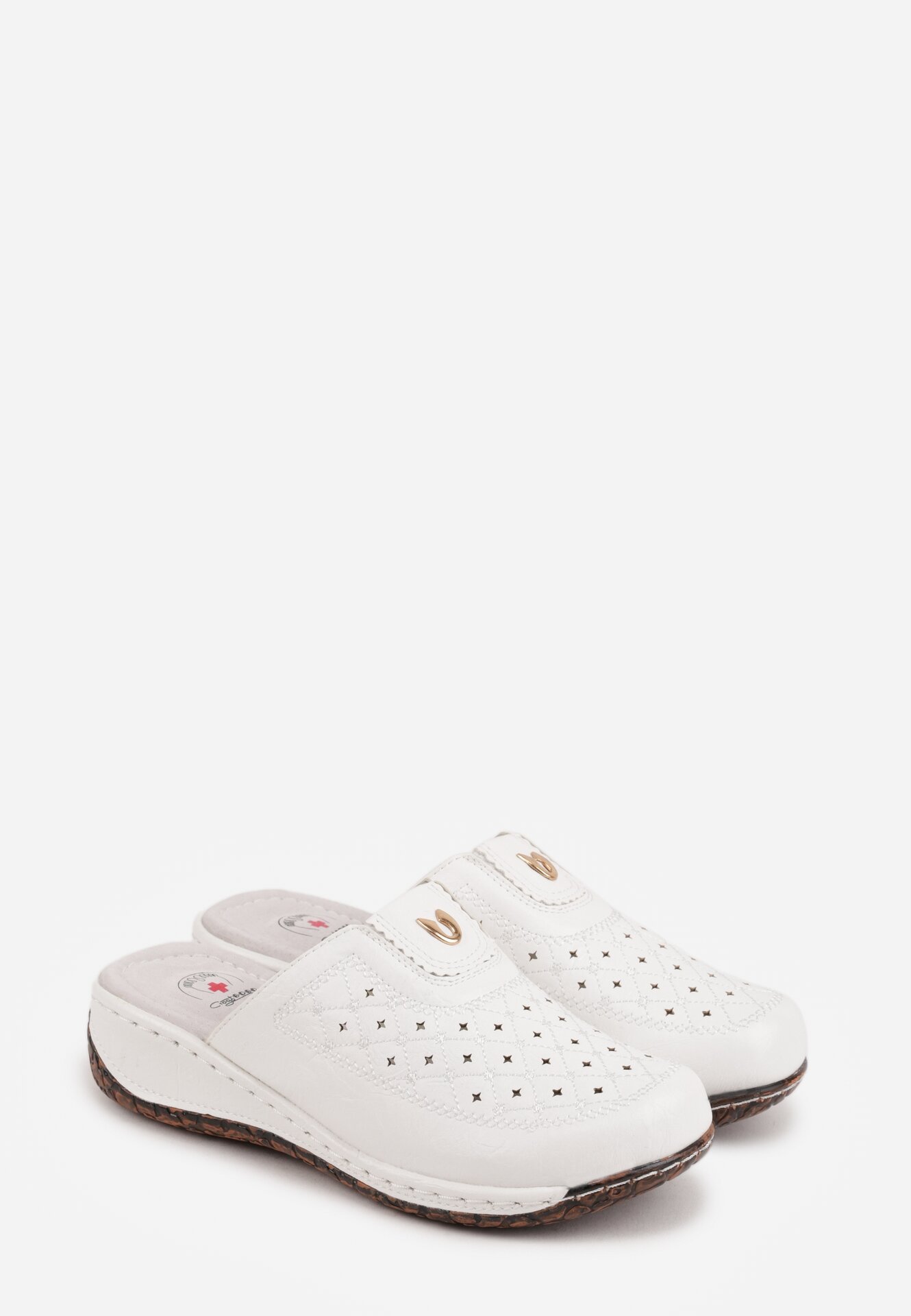 Białe Klapki na Koturnie z Perforacją Tłoczeniem i Metaliczną Aplikacją Eupheda