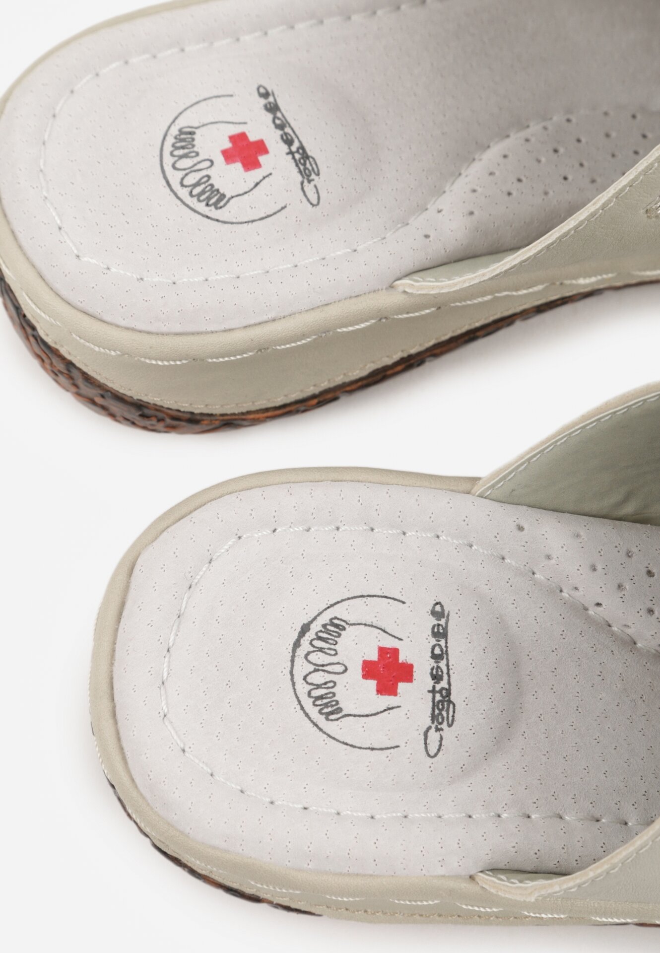 Beżowe Klapki Ozdobione Tłoczeniem Perforacją i Metaliczną Aplikacją Arihari