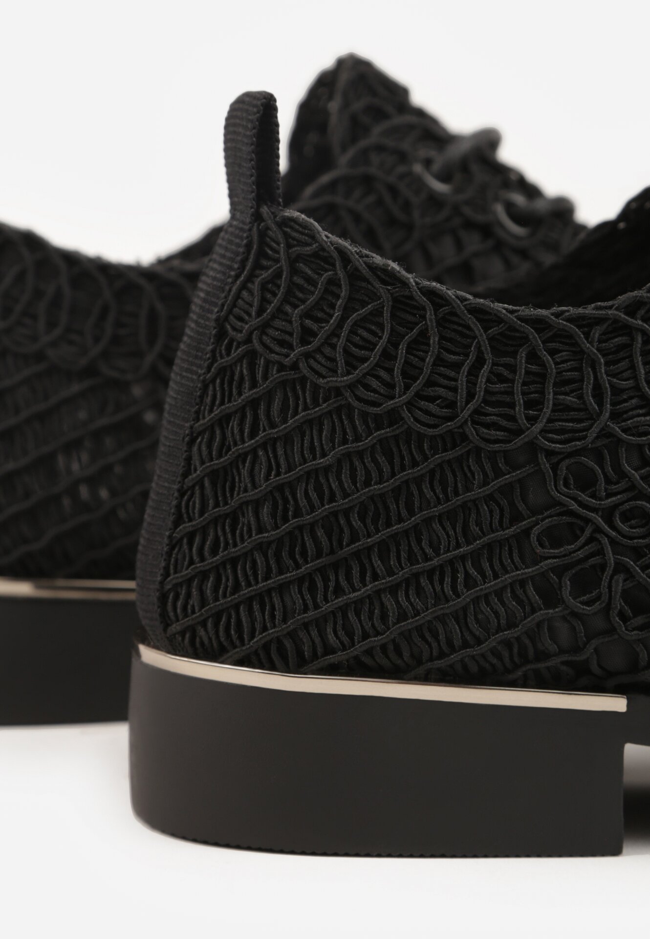 Czarne Ażurowe Półbuty z Metaliczną Wstawką Homonis