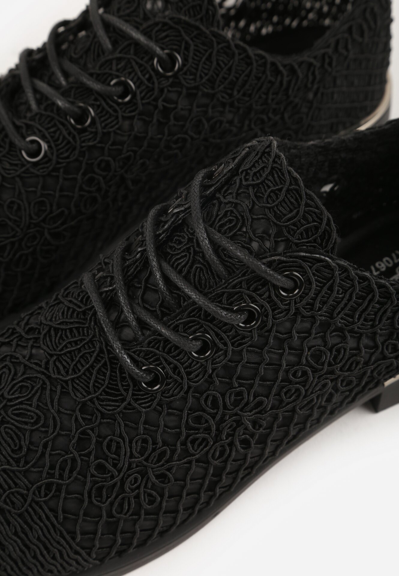 Czarne Ażurowe Półbuty z Metaliczną Wstawką Homonis