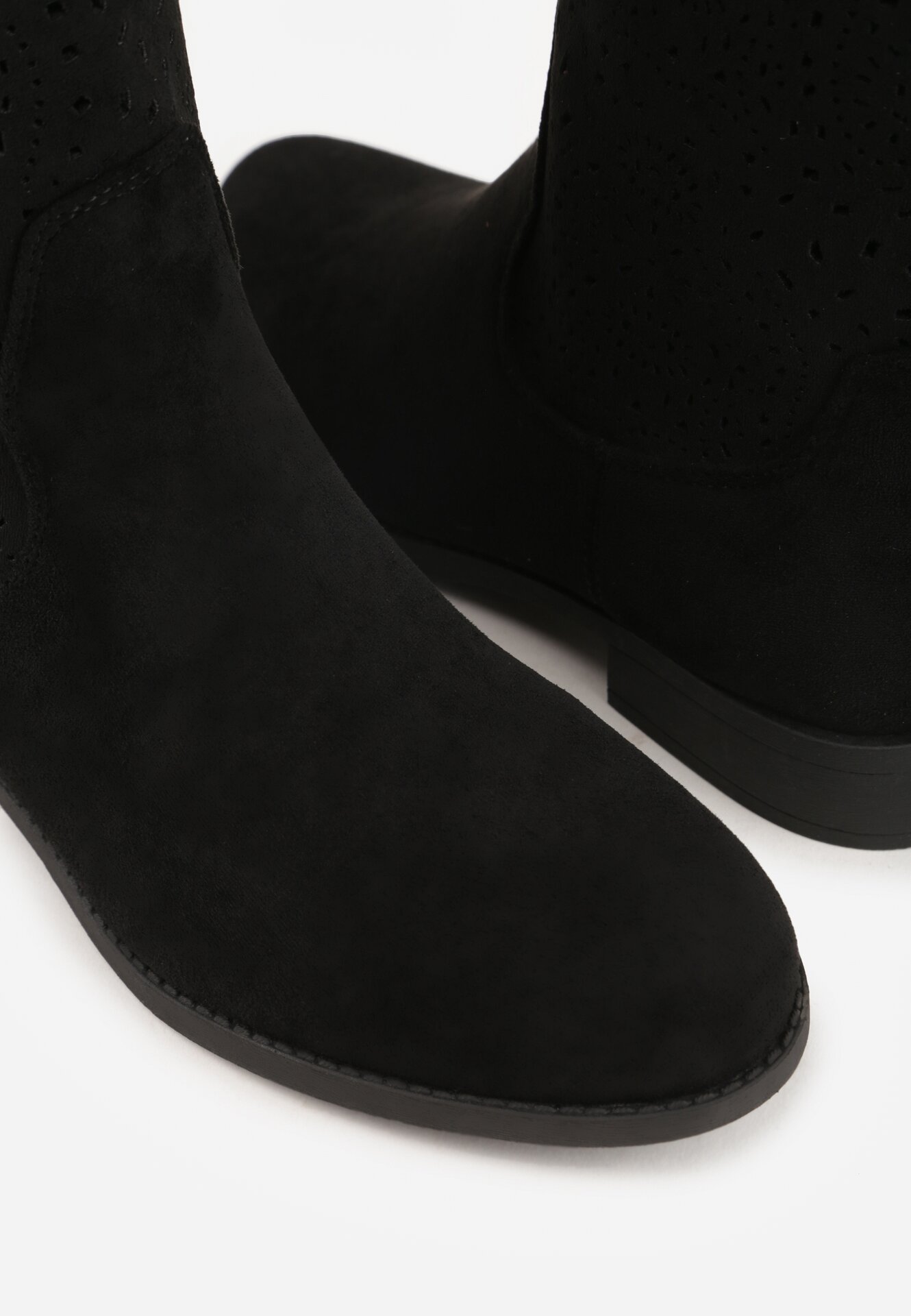 Czarne Botki Typu Kowbojki Ażurowe Ozdobione Metaliczną Aplikacją Iomosa