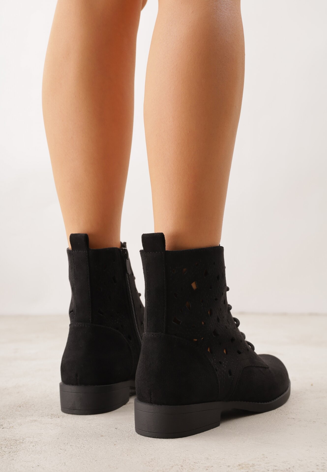 Czarne Sznurowane Botki z Ażurową Cholewką Zeliana