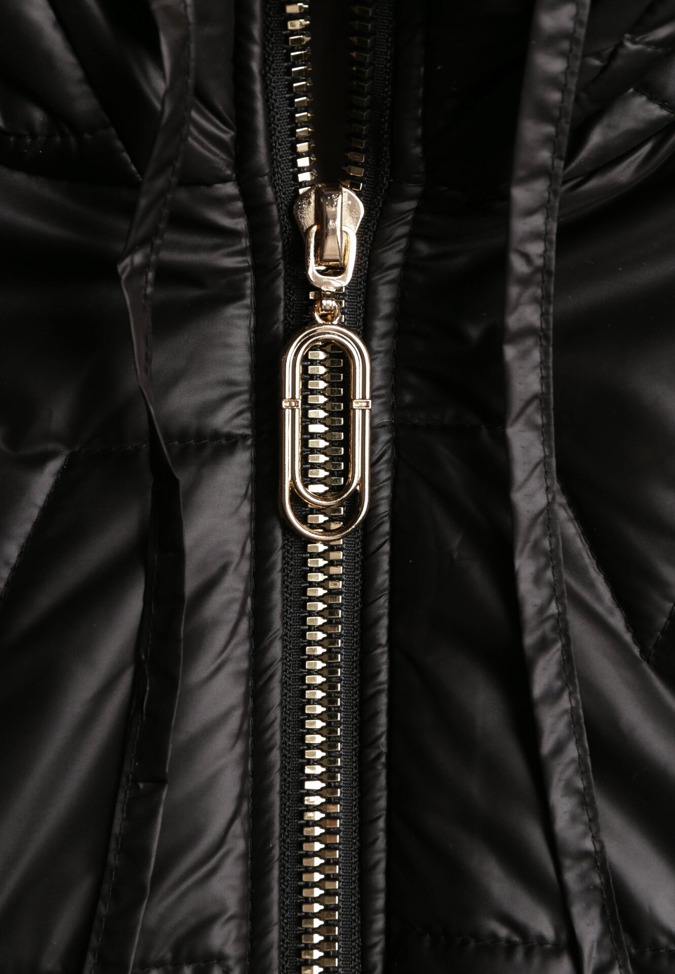 Czarna Kamizelka z Nieodpinanym Kapturem i Geometrycznym Pikowaniem Kalousa