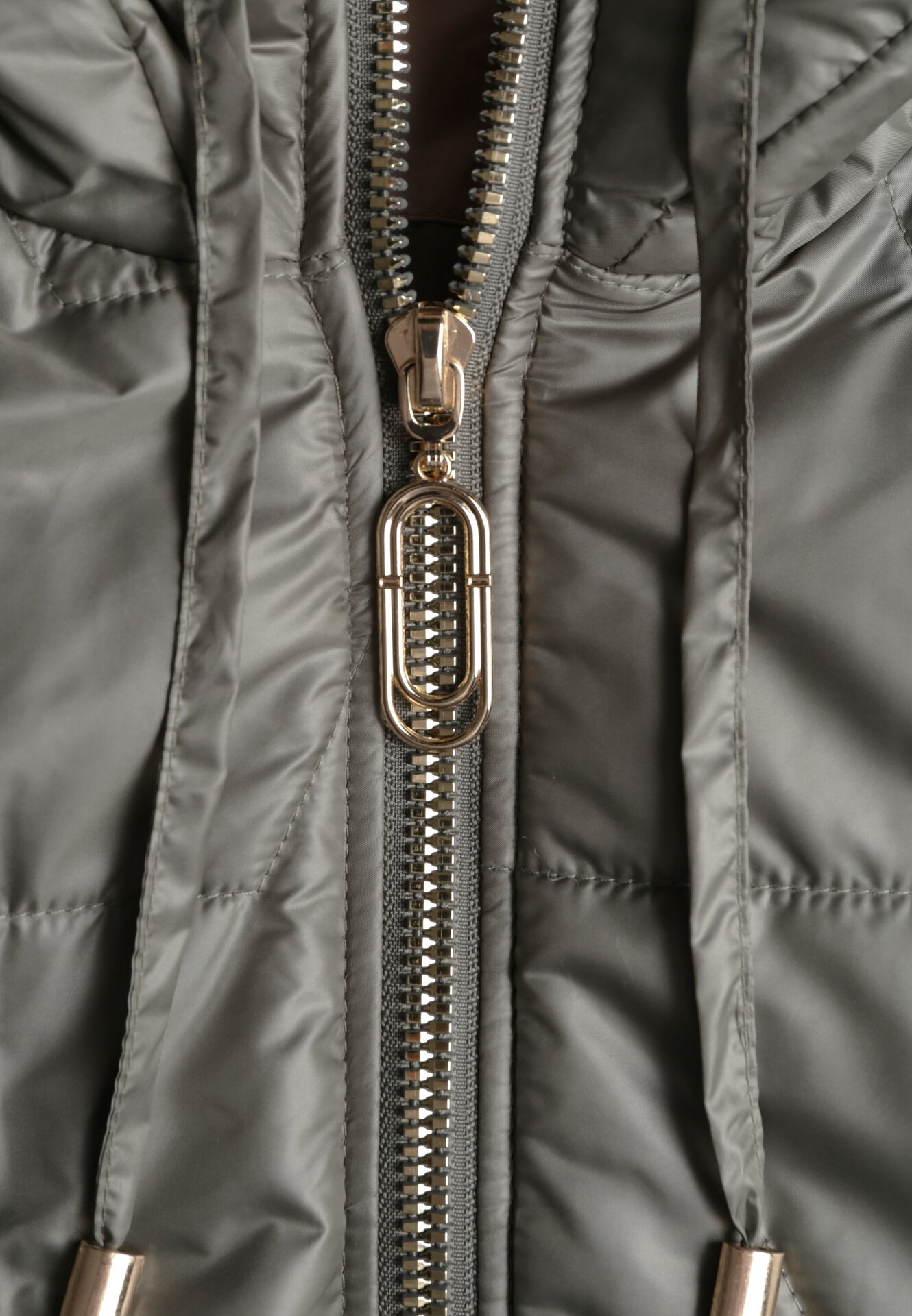 Zielona Kamizelka z Nieodpinanym Kapturem i Geometrycznym Pikowaniem Kalousa