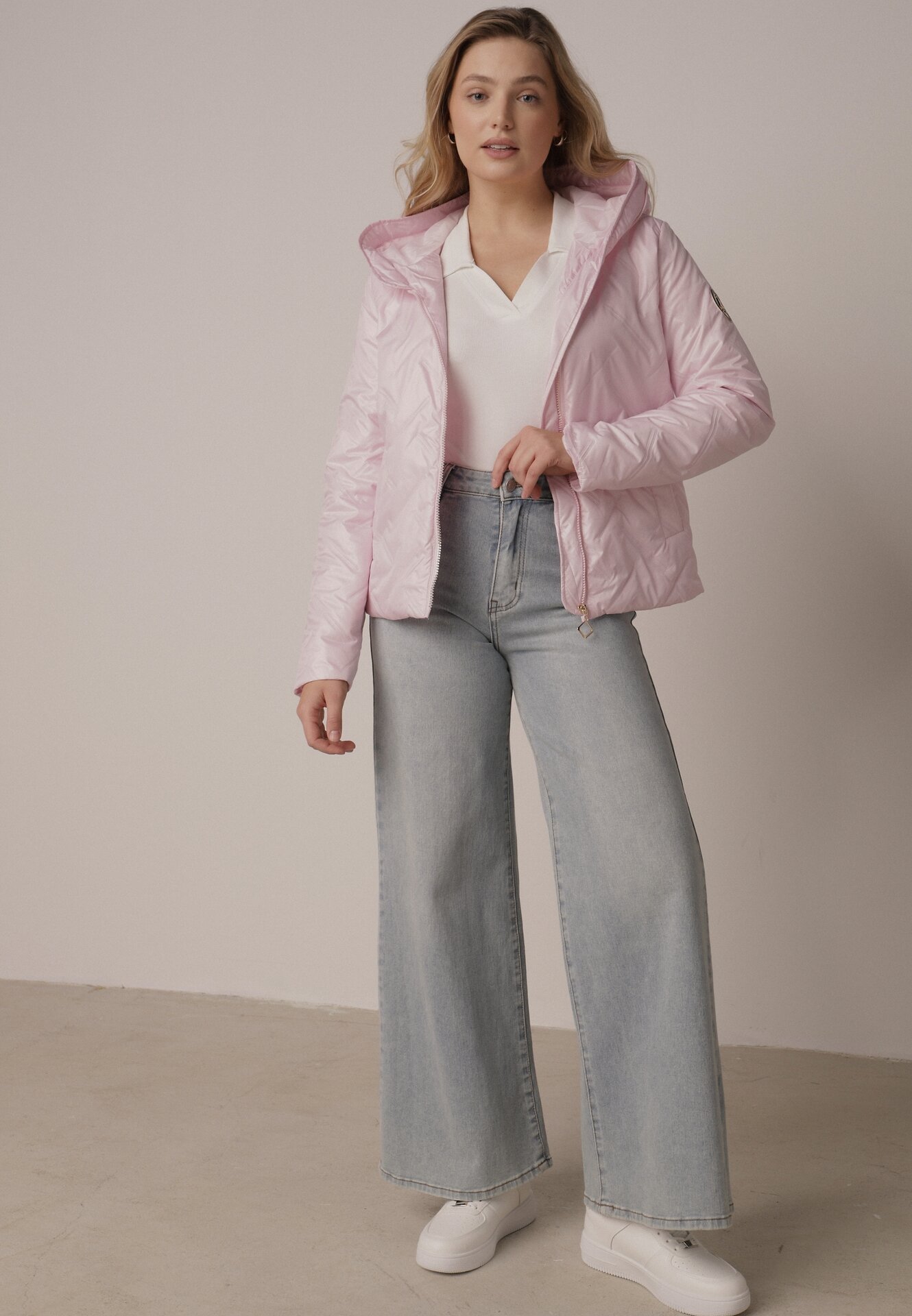 Różowa Kurtka Pikowana z Nieodpinanym Kapturem i Aplikacją na Rękawie Endora