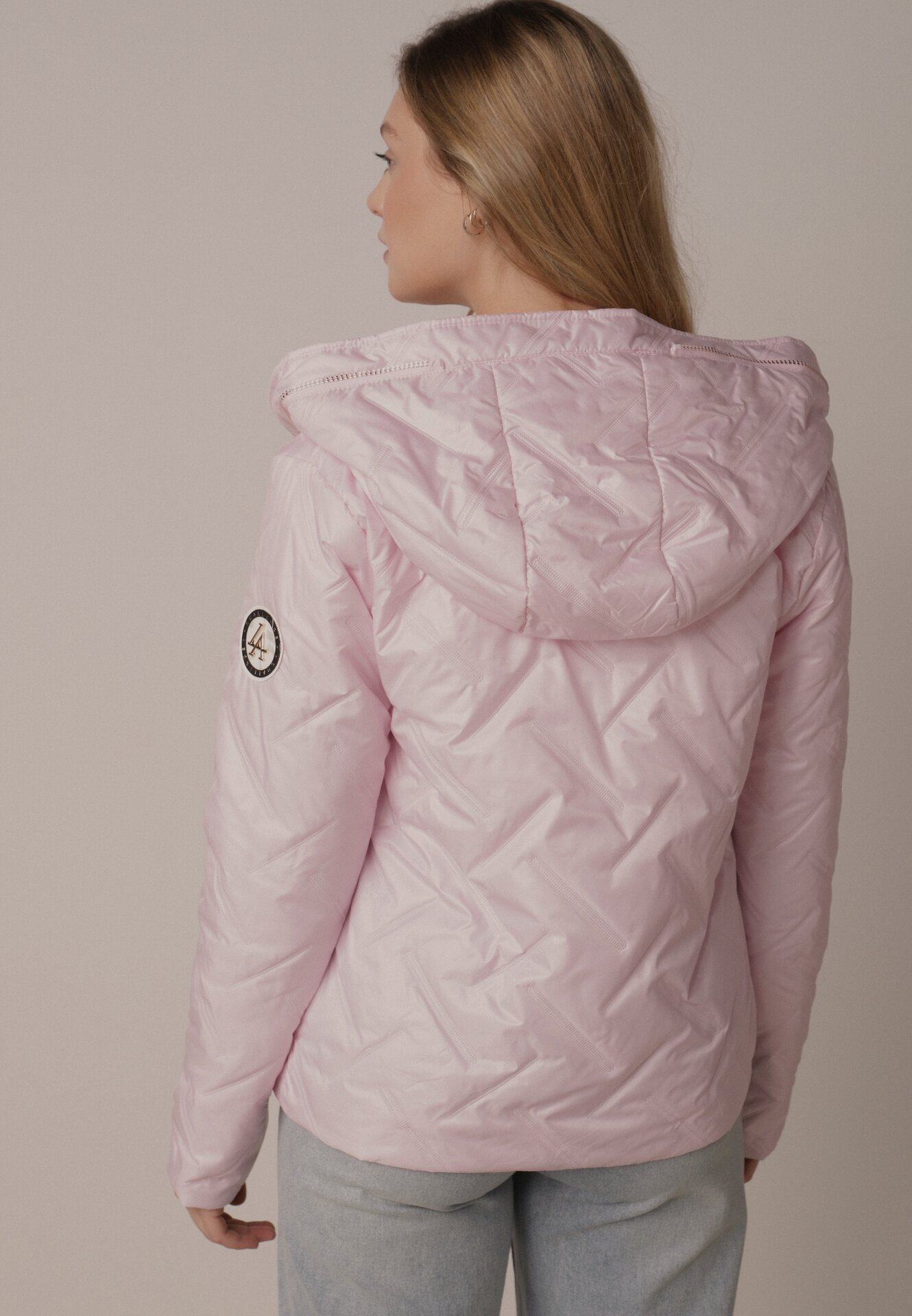 Różowa Kurtka Pikowana z Nieodpinanym Kapturem i Aplikacją na Rękawie Endora