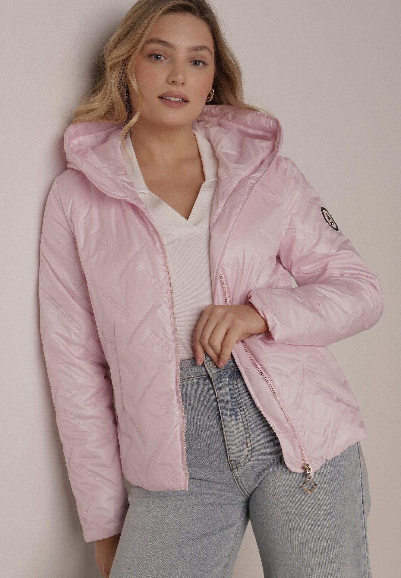 Różowa Kurtka Pikowana z Nieodpinanym Kapturem i Aplikacją na Rękawie Endora