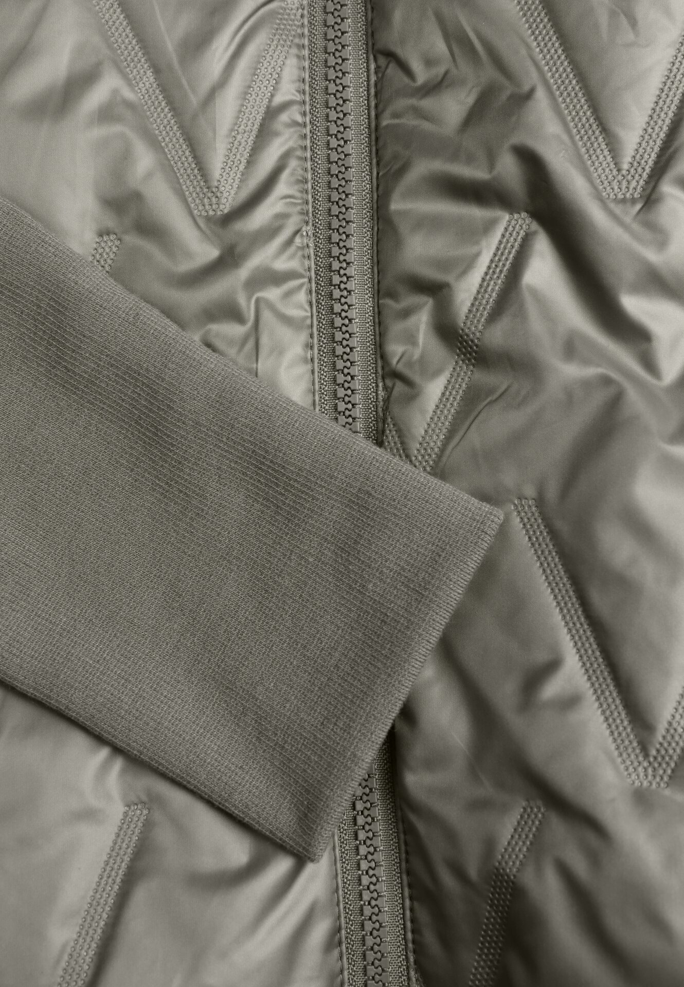 Zielona Kurtka z Kapturem Pikowana z Materiałowymi Wykończeniami Sofie