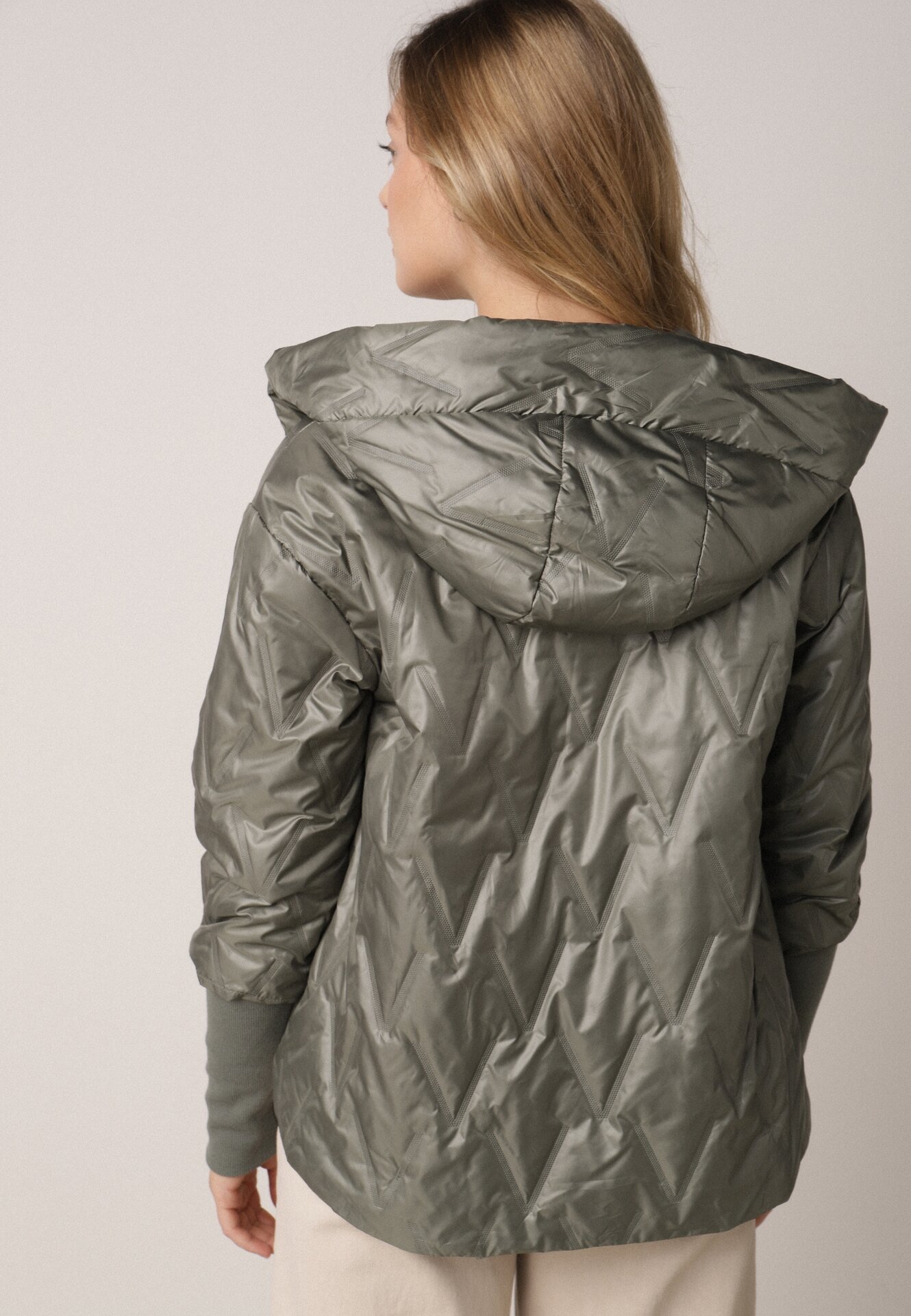 Zielona Kurtka z Kapturem Pikowana z Materiałowymi Wykończeniami Sofie