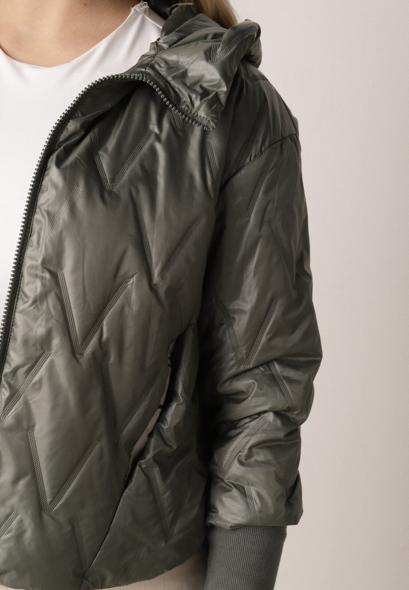 Zielona Kurtka z Kapturem Pikowana z Materiałowymi Wykończeniami Sofie