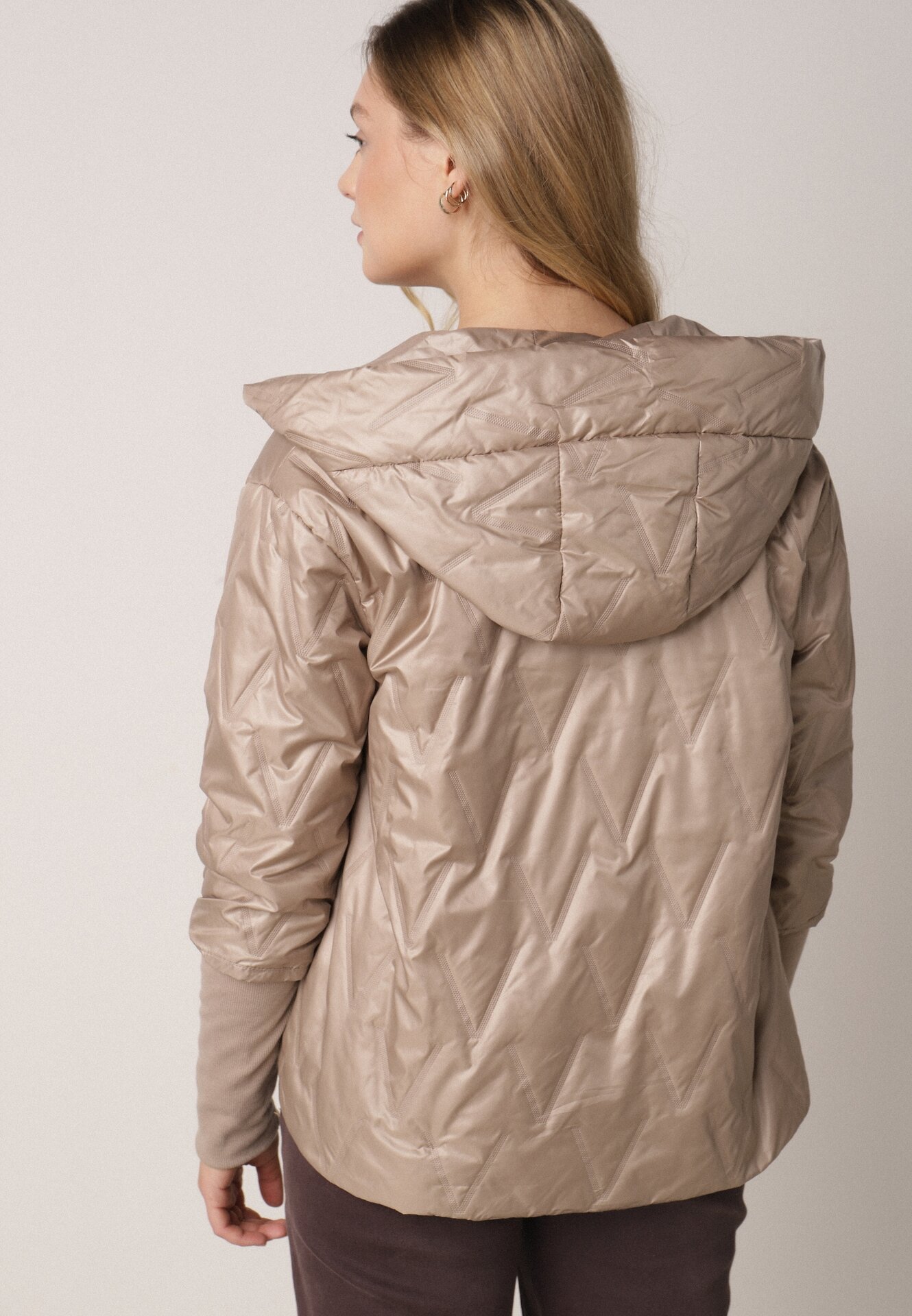 Ciemnobeżowa Kurtka z Kapturem Pikowana z Materiałowymi Wykończeniami Sofie