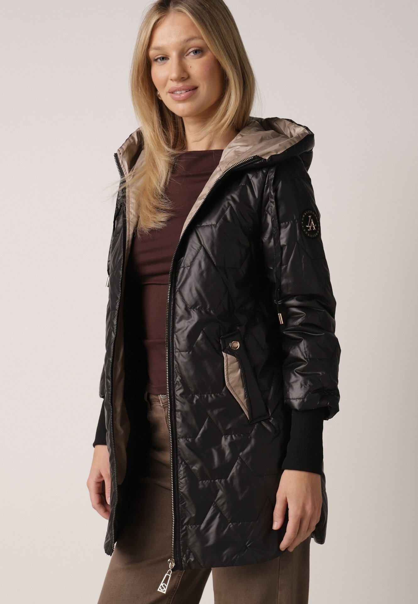 Czarna Pikowana Kurtka Przejściowa z Kapturem i Bocznymi Suwakami Mado