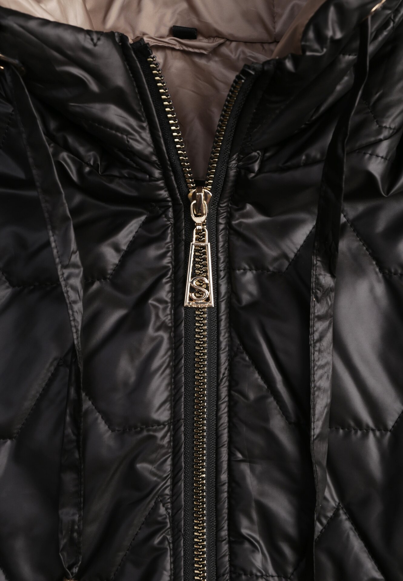 Czarna Pikowana Kurtka Przejściowa z Kapturem i Bocznymi Suwakami Mado