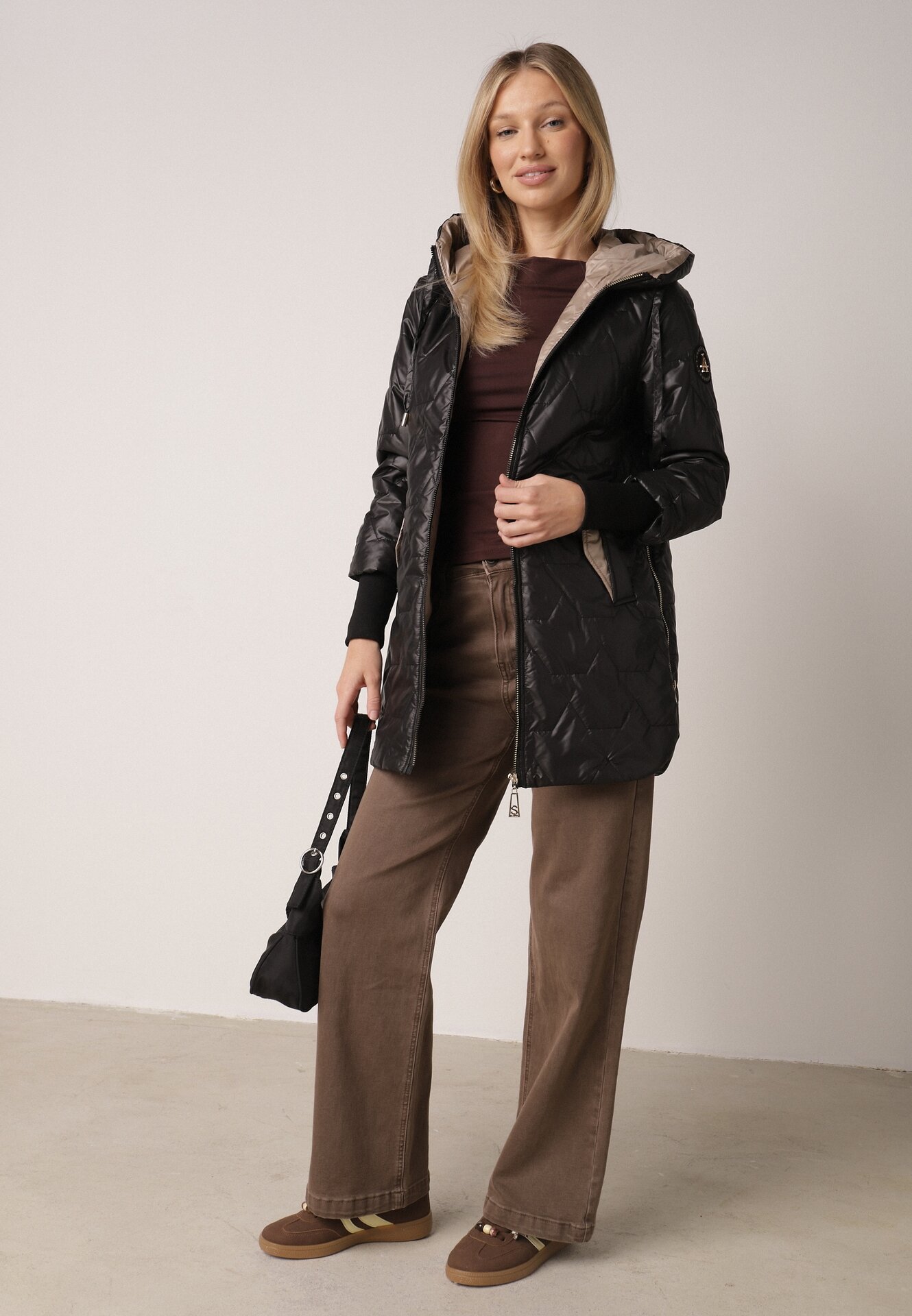 Czarna Pikowana Kurtka Przejściowa z Kapturem i Bocznymi Suwakami Mado