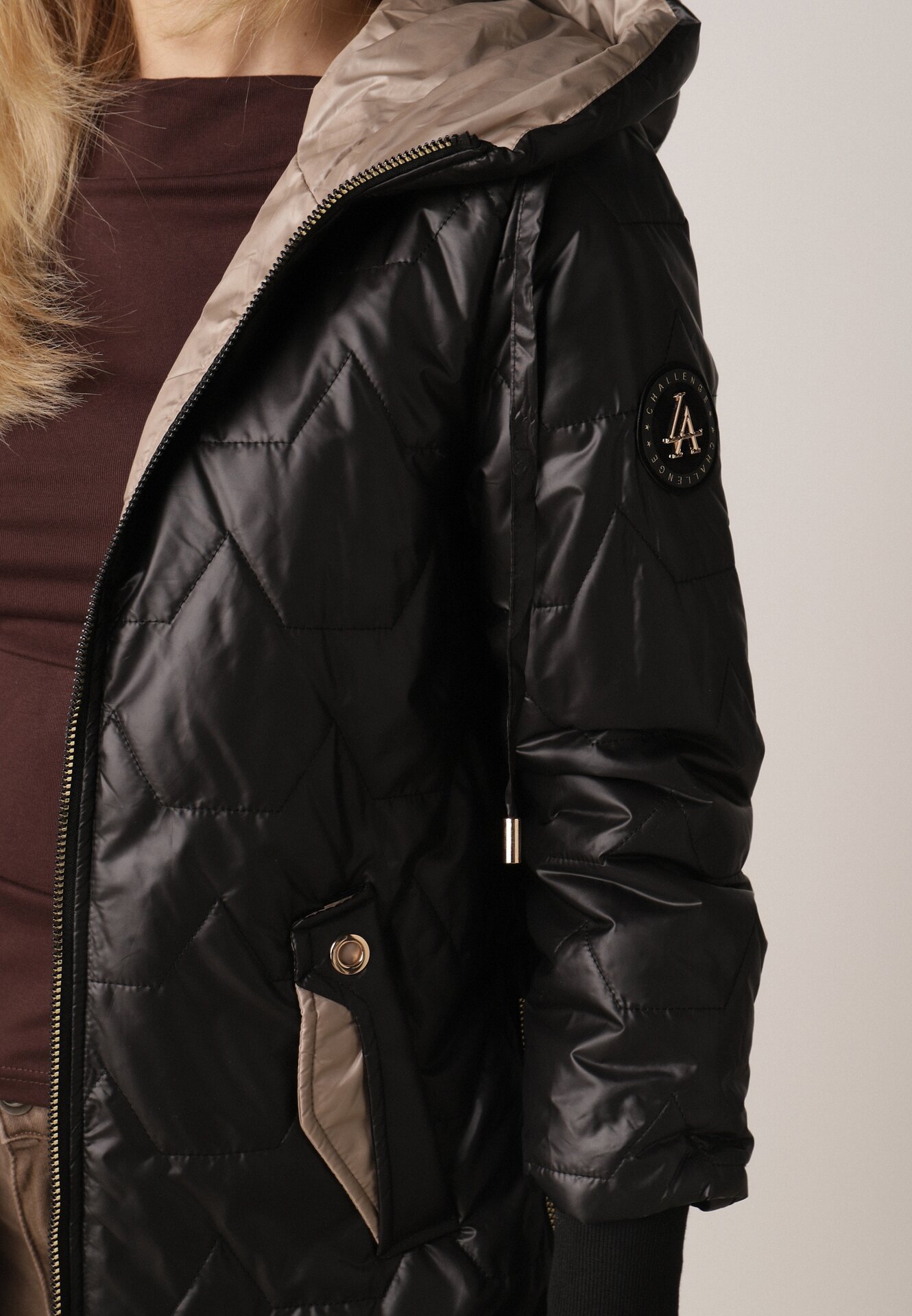 Czarna Pikowana Kurtka Przejściowa z Kapturem i Bocznymi Suwakami Mado